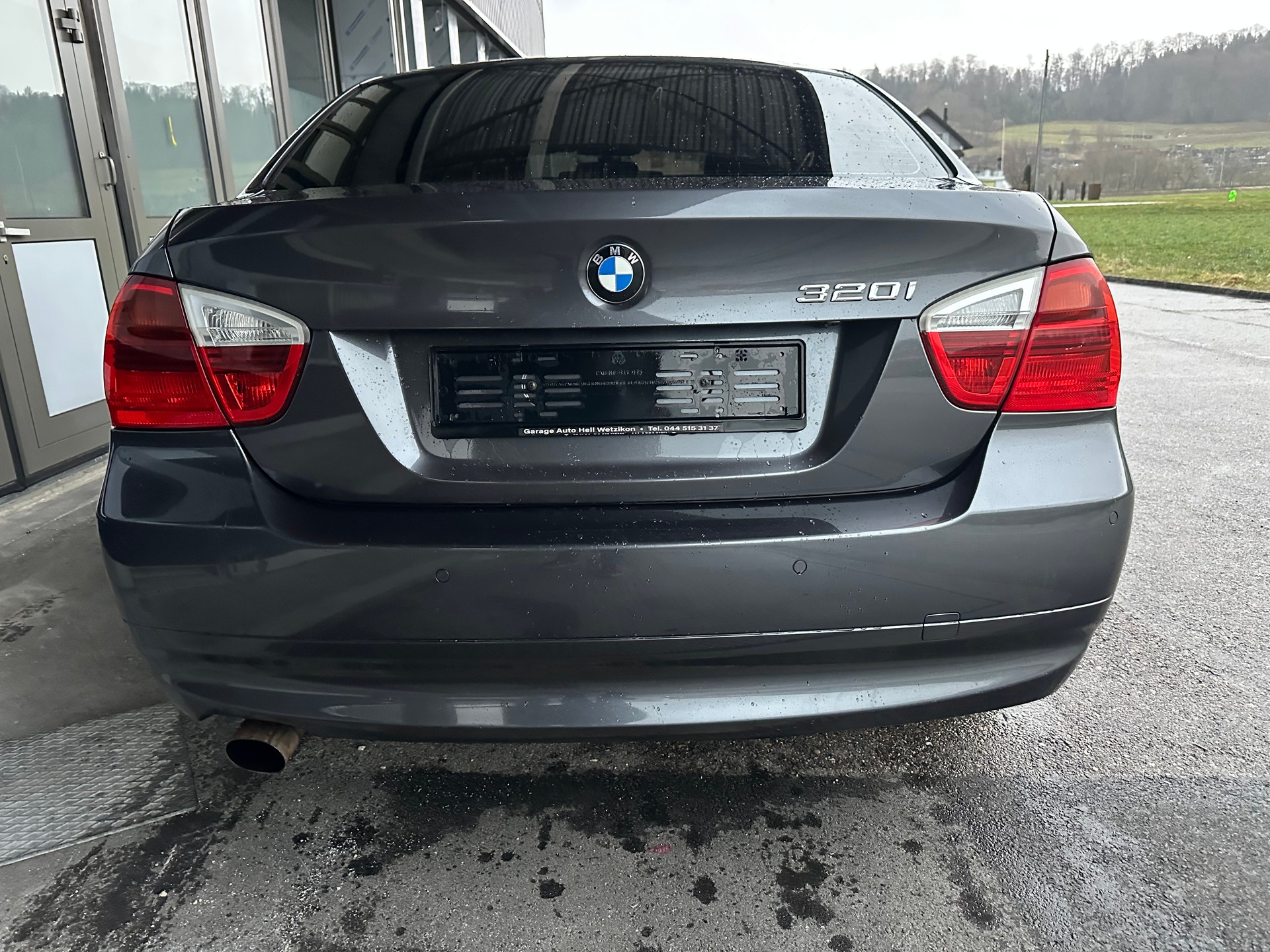 BMW 320i-image-6