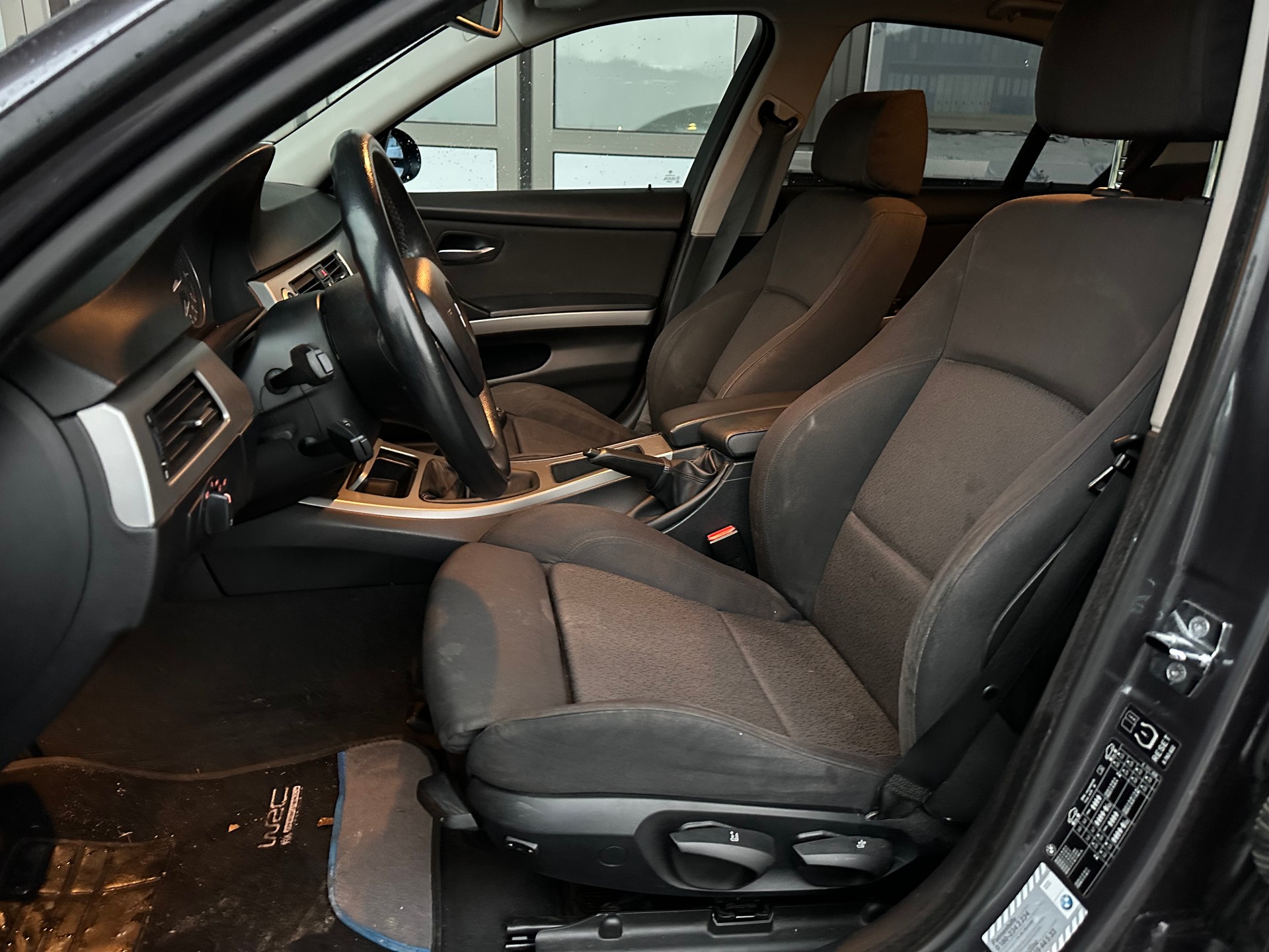 BMW 320i-image-9