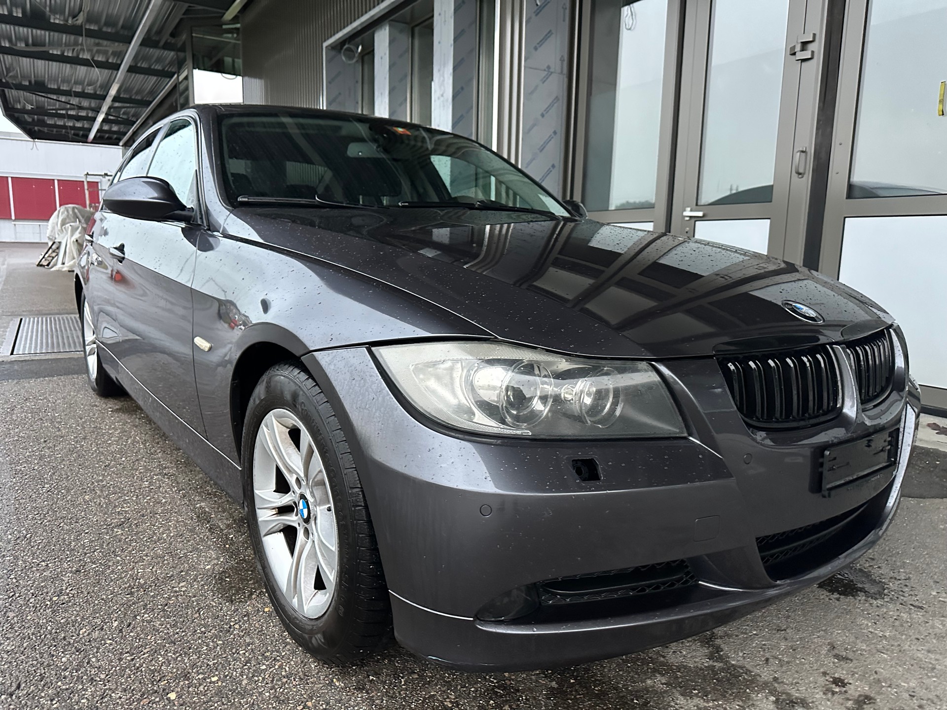 BMW 320i-image-2