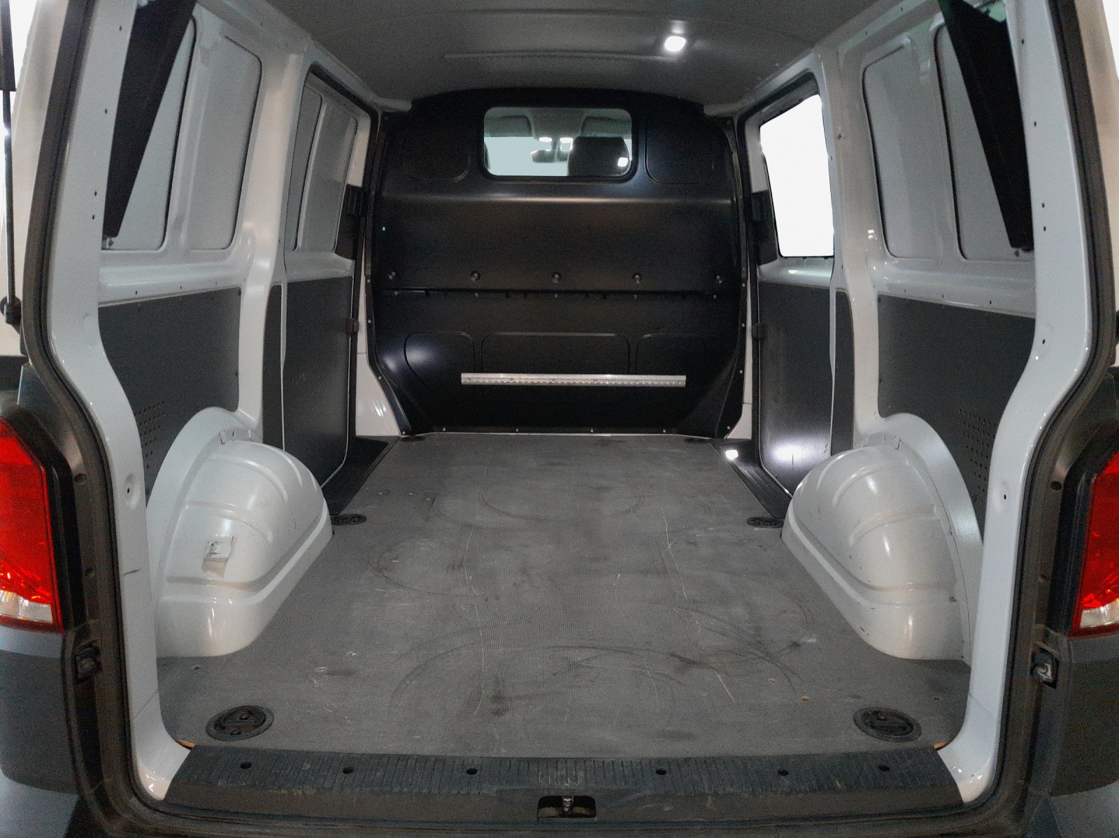 VW T6.1 2.0 TDI-image-12