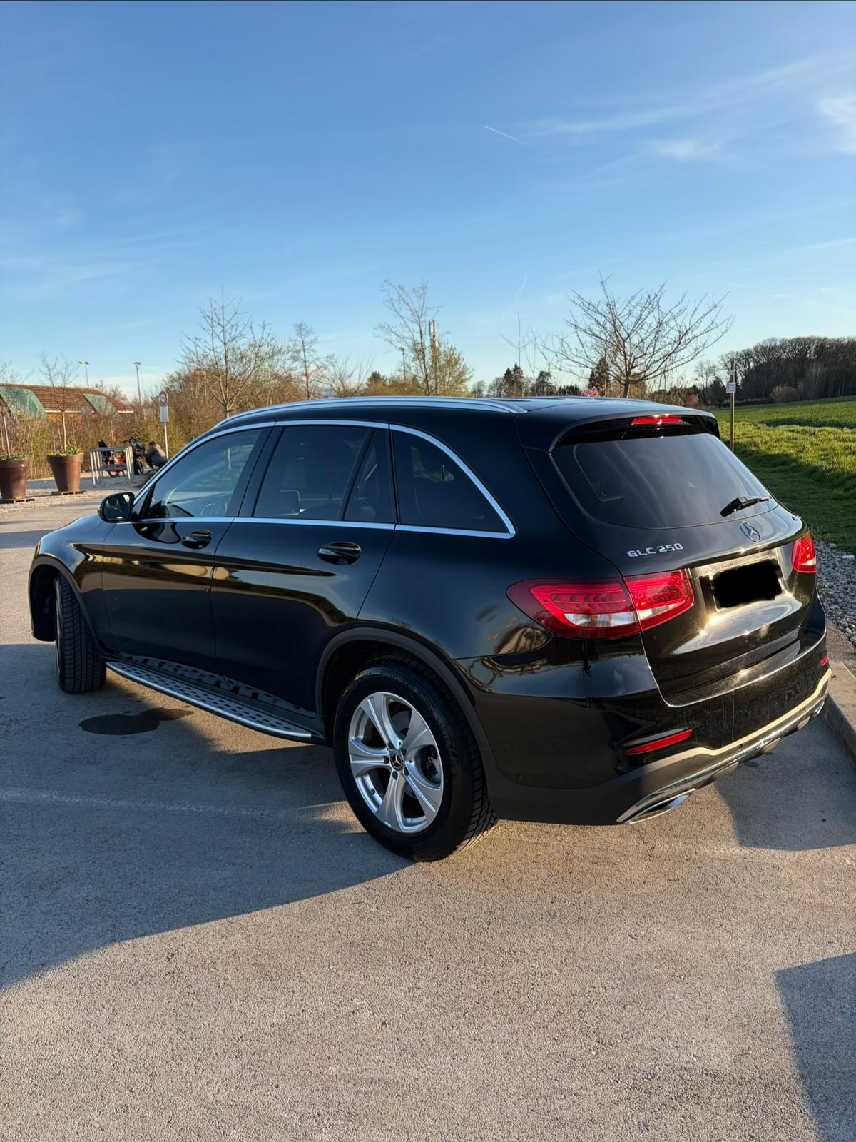 MERCEDES-BENZ GLC 250 AMG Line 4Matic 9G-Tronic-image-6