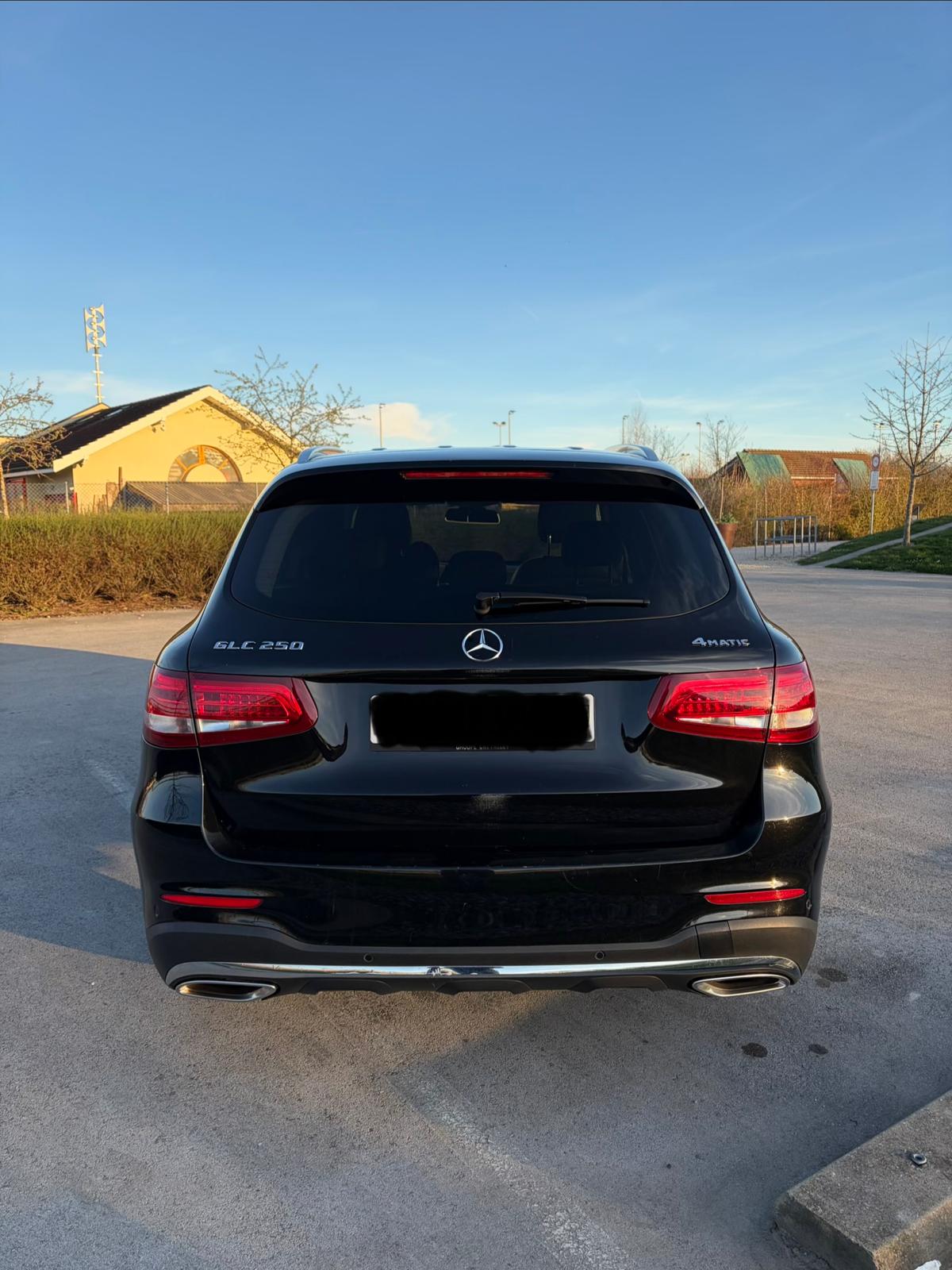 MERCEDES-BENZ GLC 250 AMG Line 4Matic 9G-Tronic-image-7