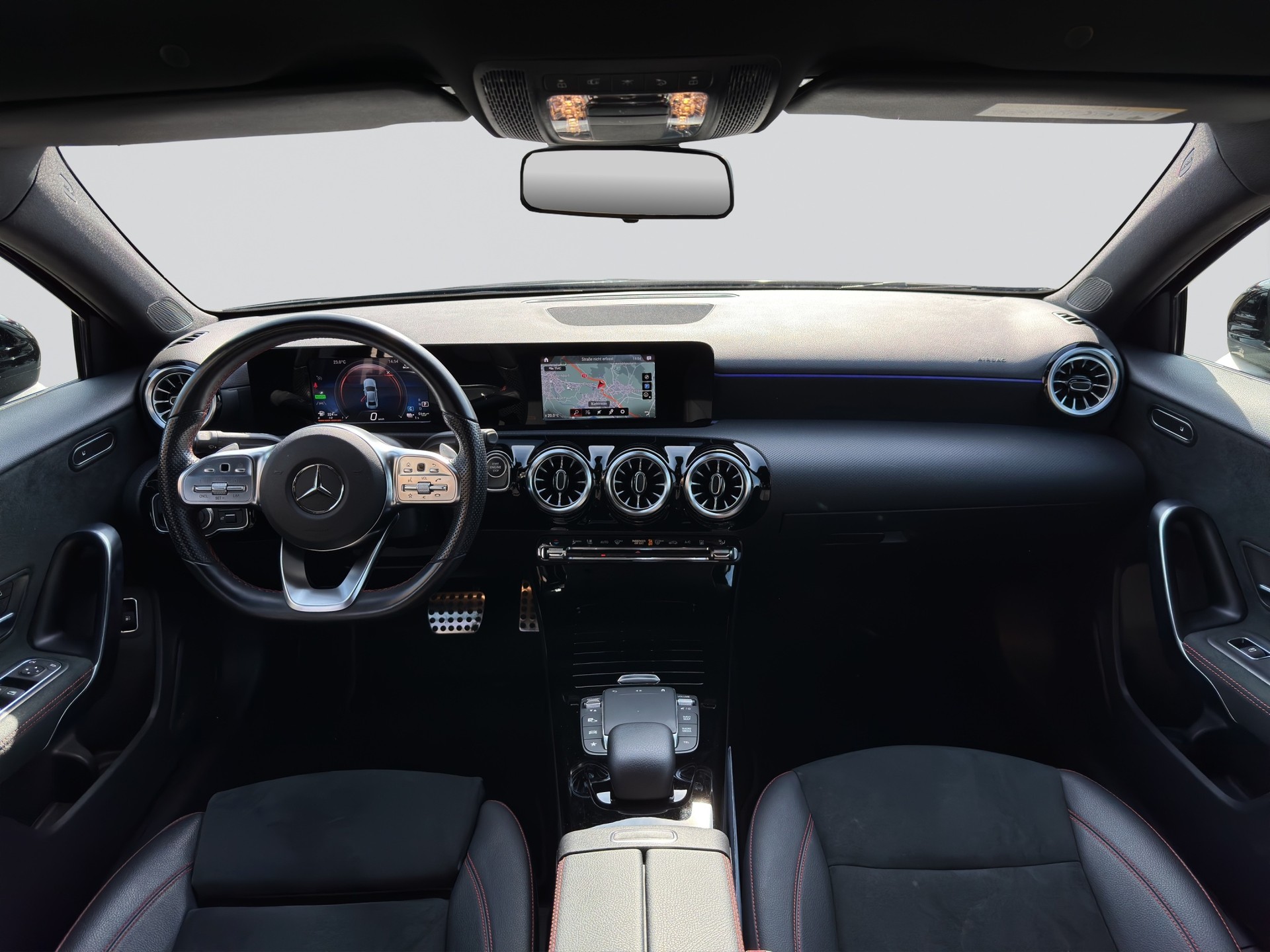 MERCEDES-BENZ A 250e AMG Night 8G-DCT-image-12