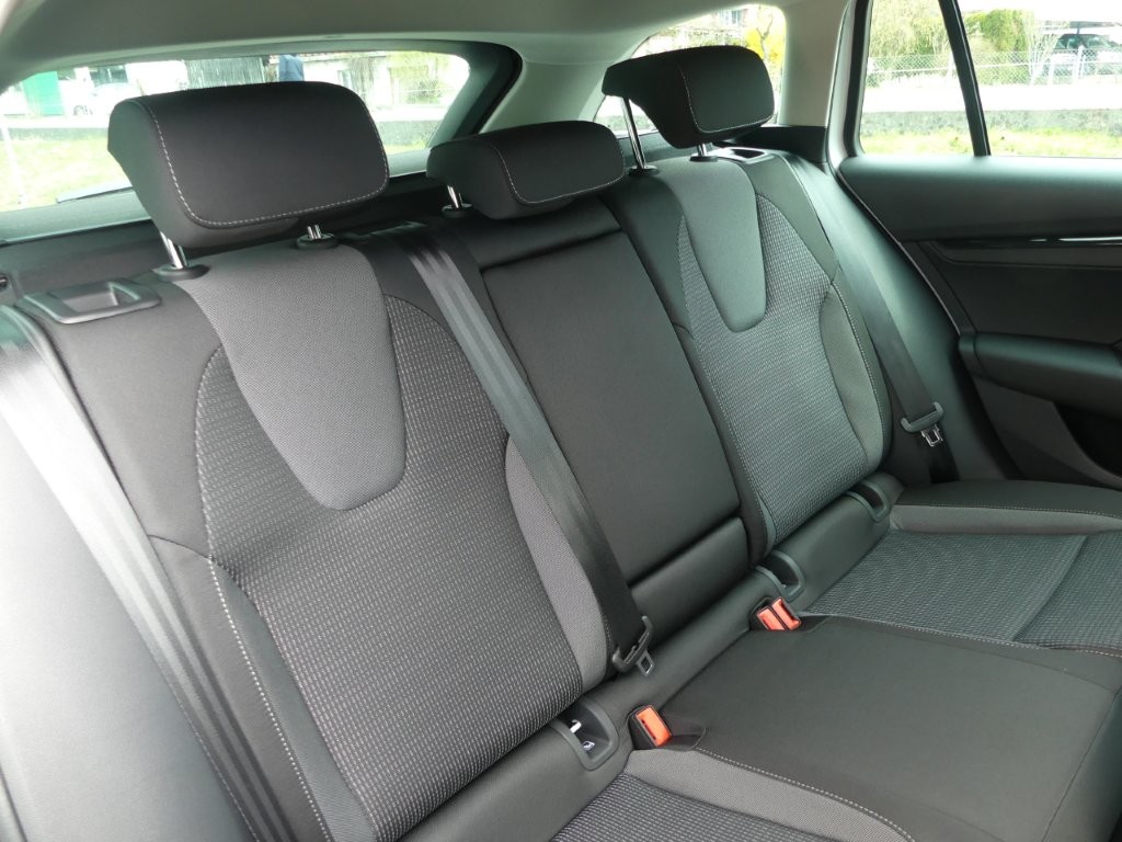 SKODA Octavia Combi 1.5 TSI mHEV DSG Dynamic-image-12