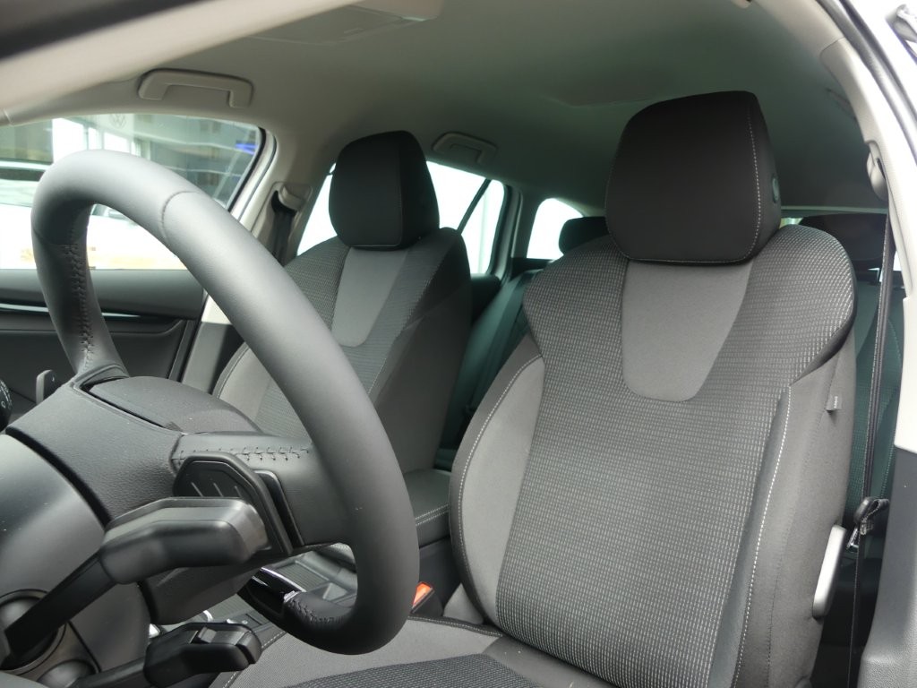 SKODA Octavia Combi 1.5 TSI mHEV DSG Dynamic-image-9