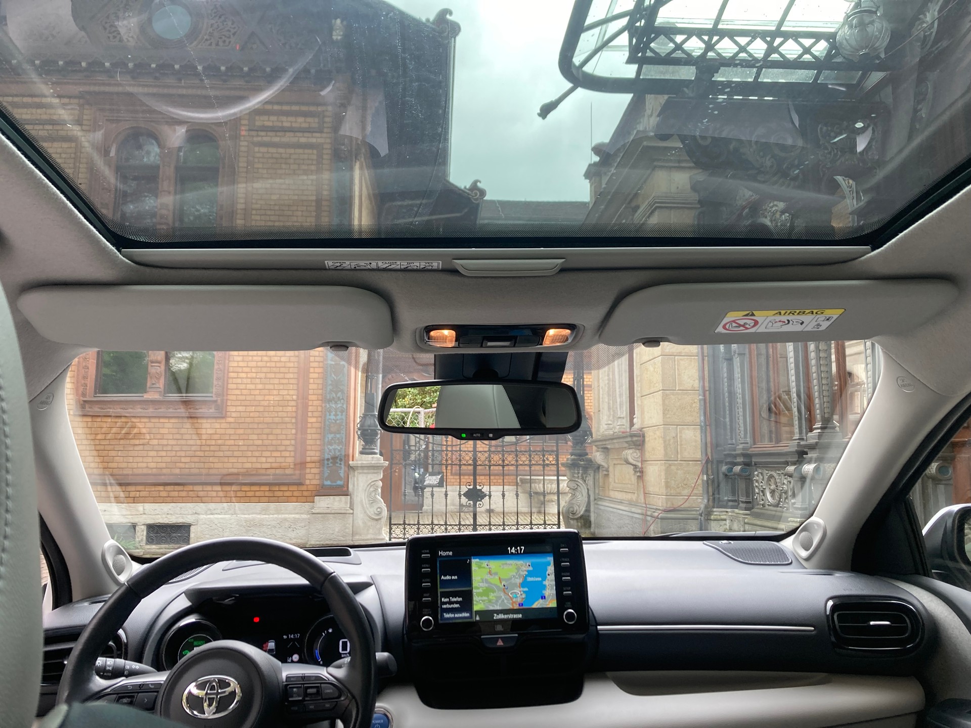 TOYOTA Yaris 1.5 Premium e-CVT-image-2