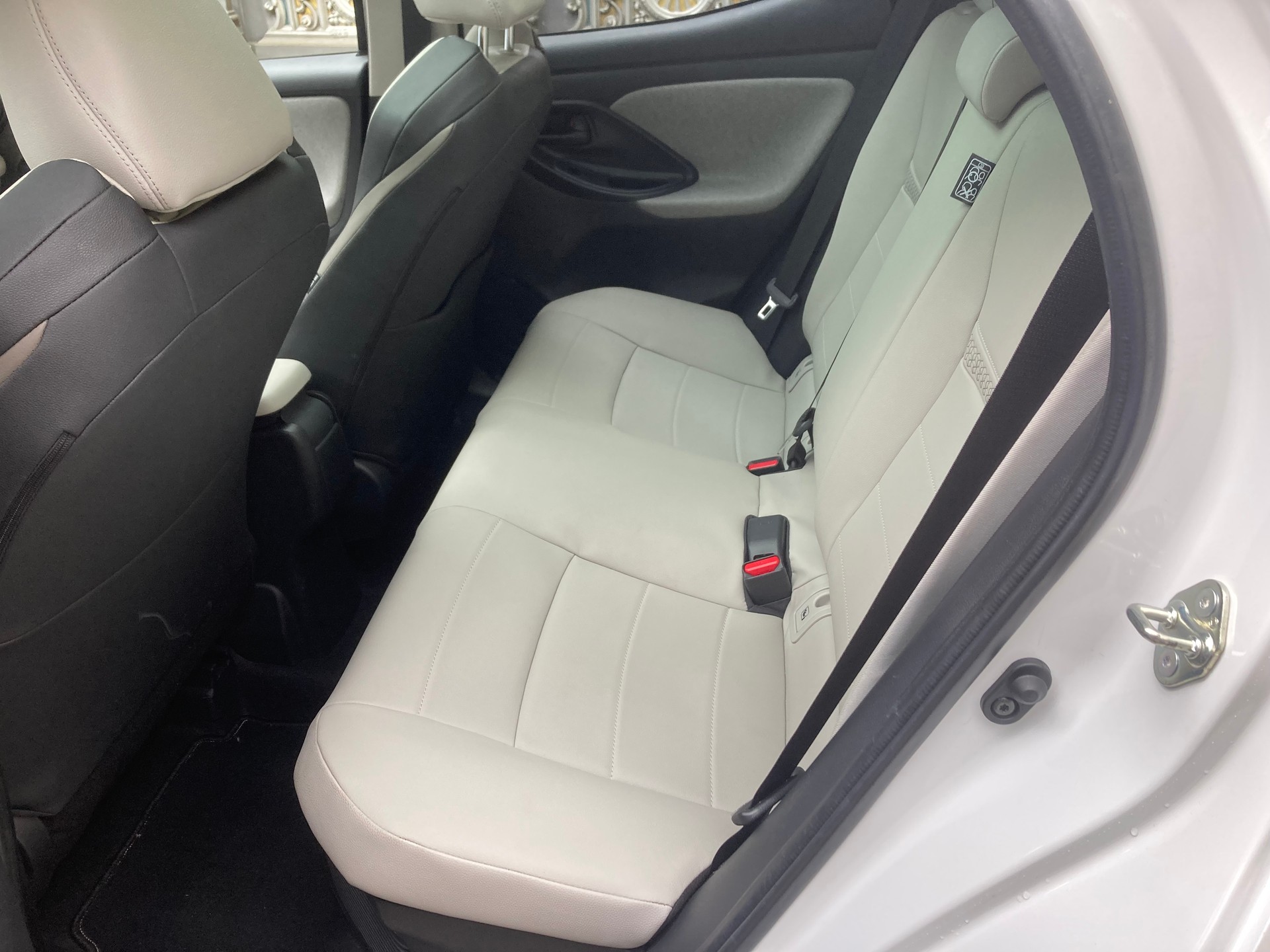 TOYOTA Yaris 1.5 Premium e-CVT-image-12