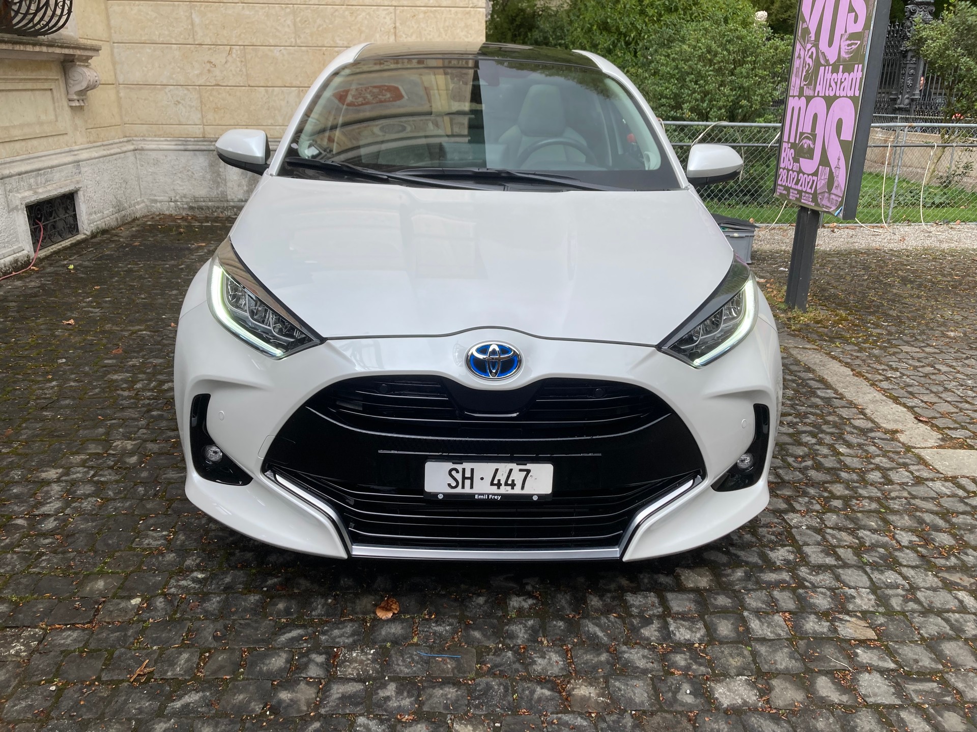 TOYOTA Yaris 1.5 Premium e-CVT-image-3