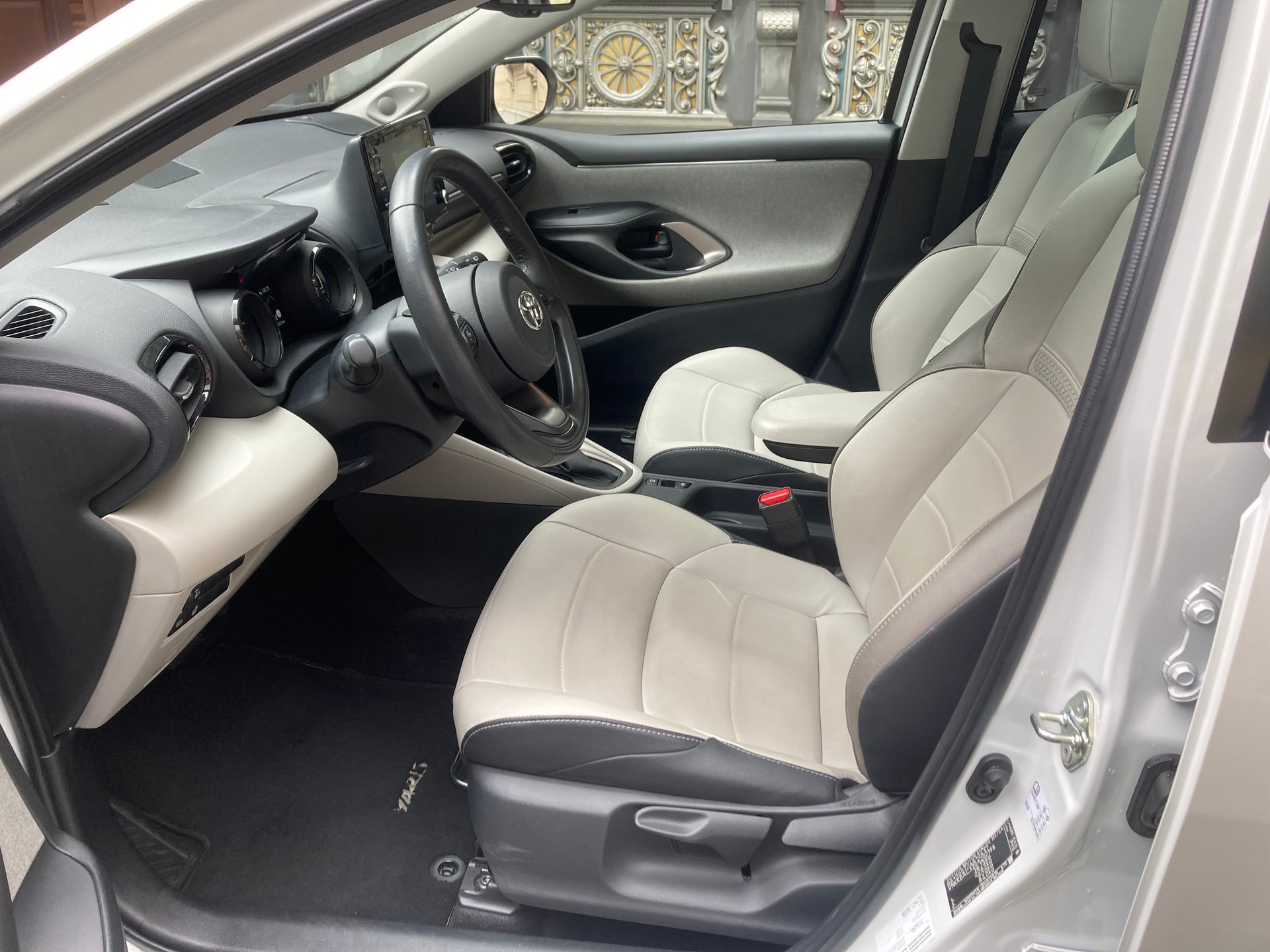 TOYOTA Yaris 1.5 Premium e-CVT-image-11