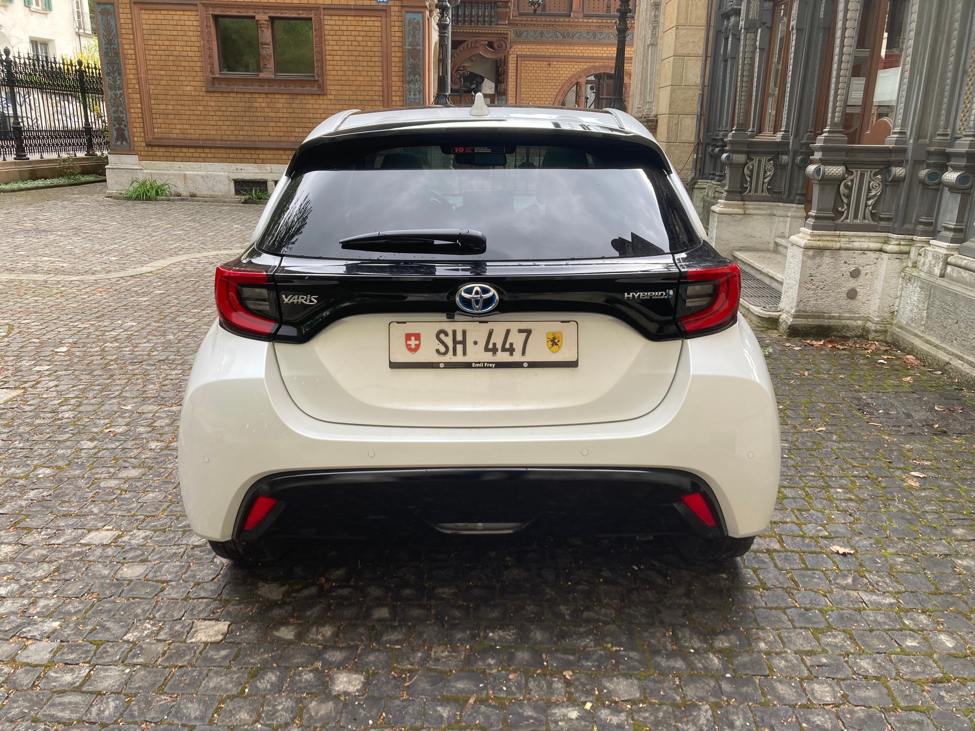 TOYOTA Yaris 1.5 Premium e-CVT-image-7