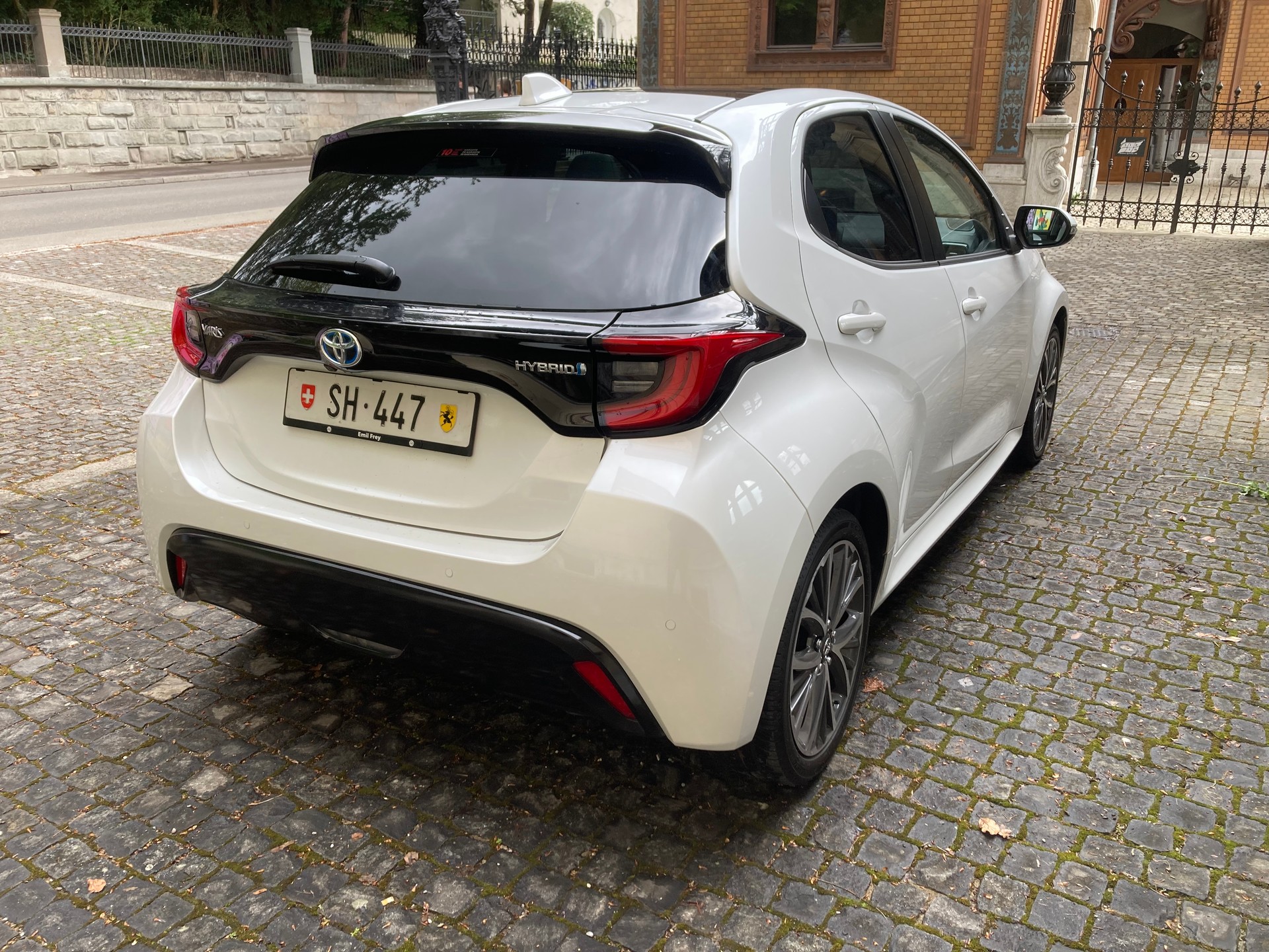 TOYOTA Yaris 1.5 Premium e-CVT-image-8