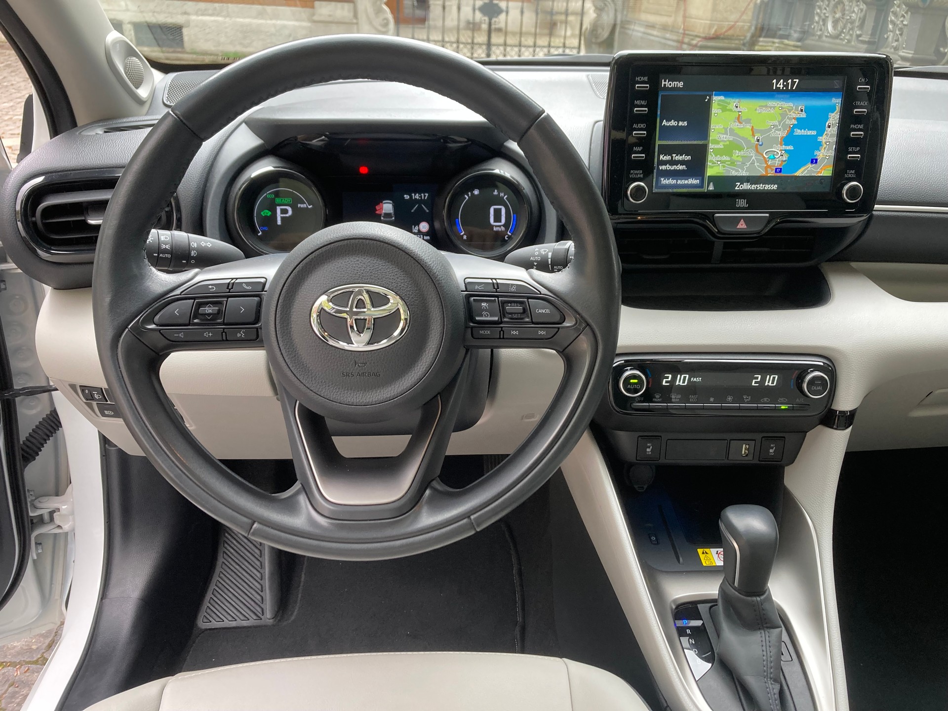 TOYOTA Yaris 1.5 Premium e-CVT-image-18