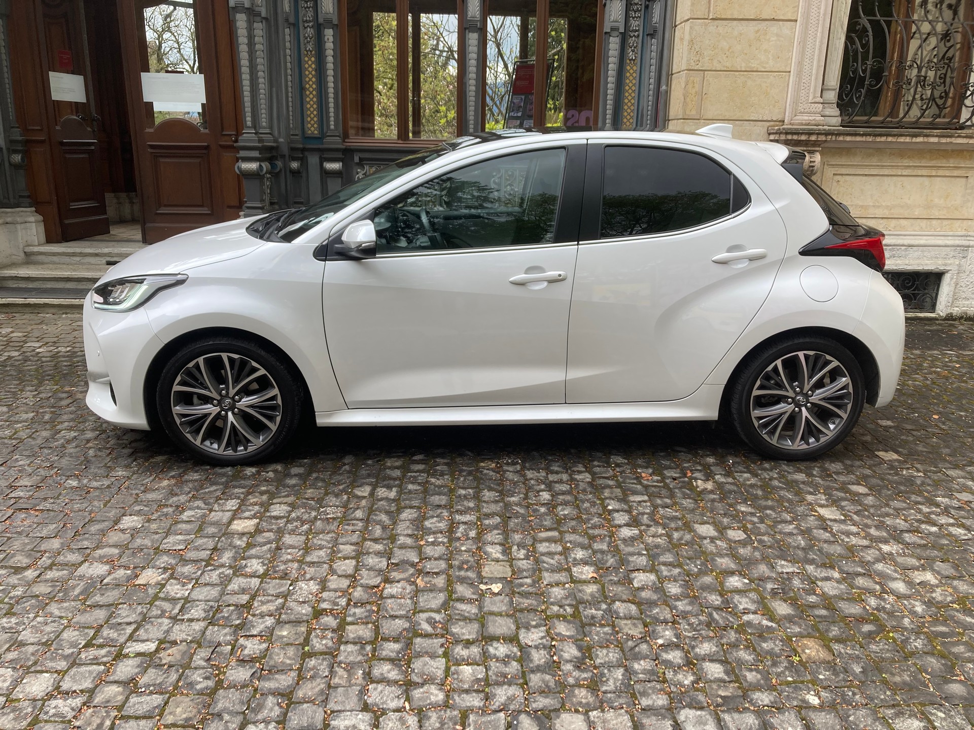 TOYOTA Yaris 1.5 Premium e-CVT-image-5