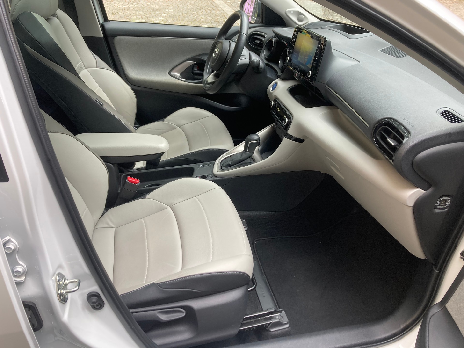 TOYOTA Yaris 1.5 Premium e-CVT-image-13