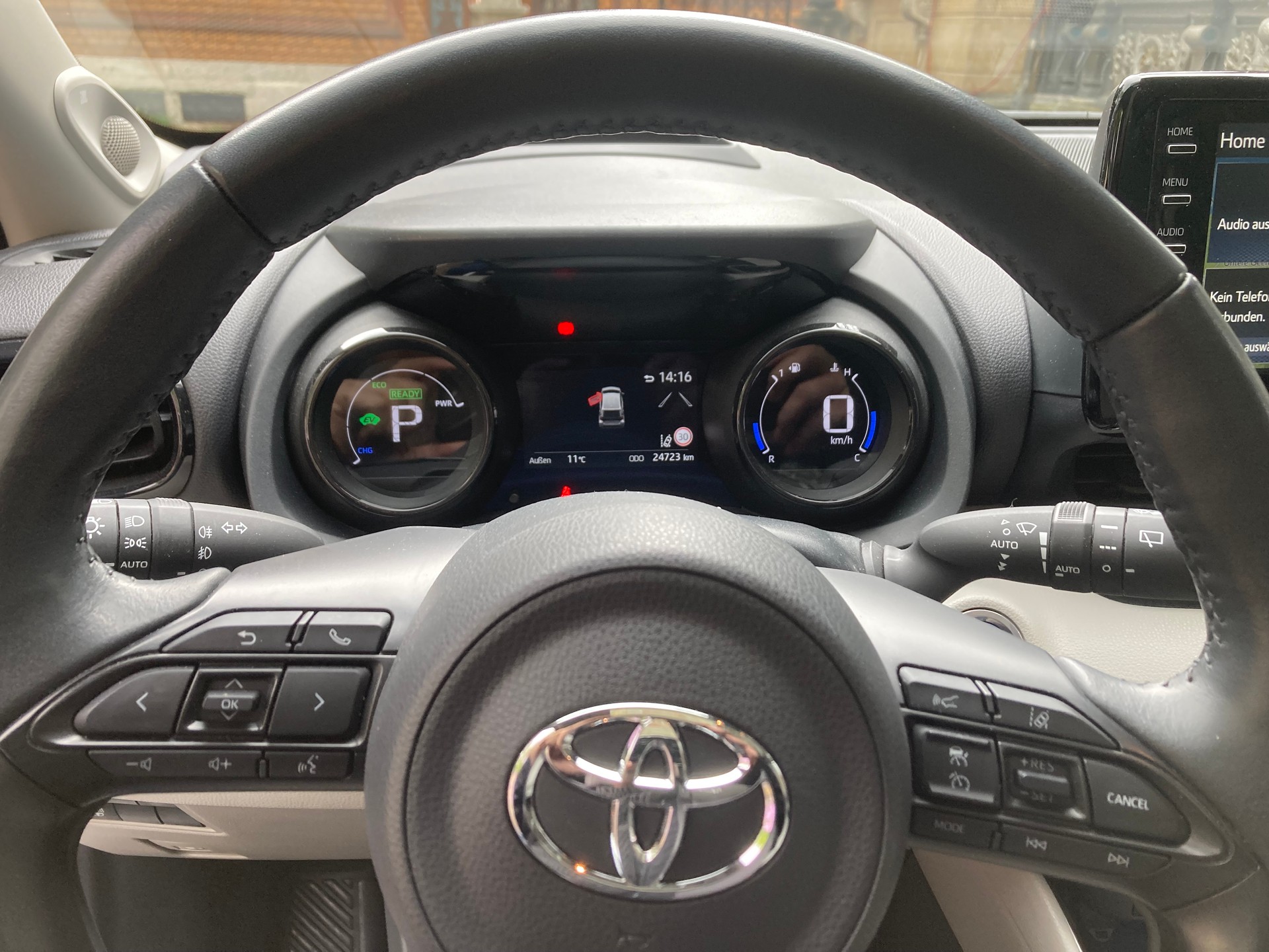 TOYOTA Yaris 1.5 Premium e-CVT-image-15