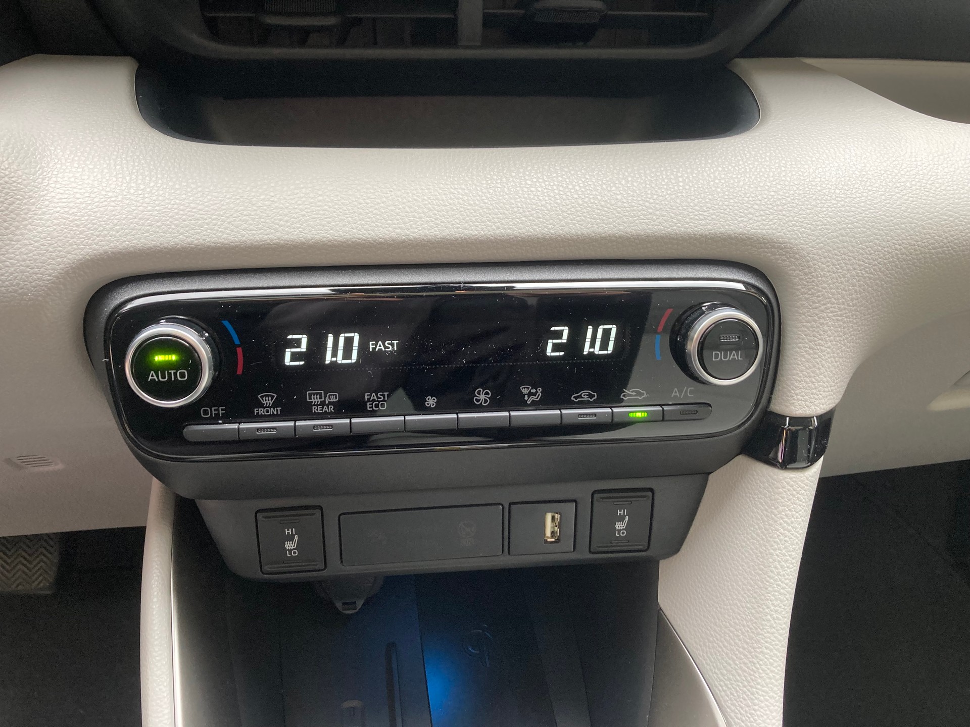 TOYOTA Yaris 1.5 Premium e-CVT-image-16