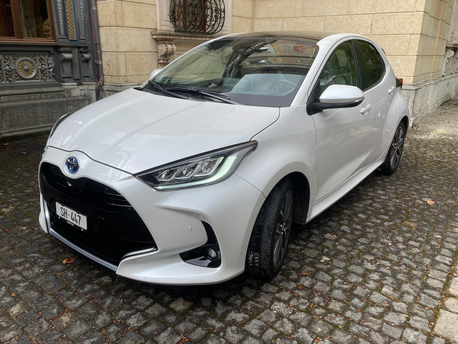 TOYOTA Yaris 1.5 Premium e-CVT-image-4
