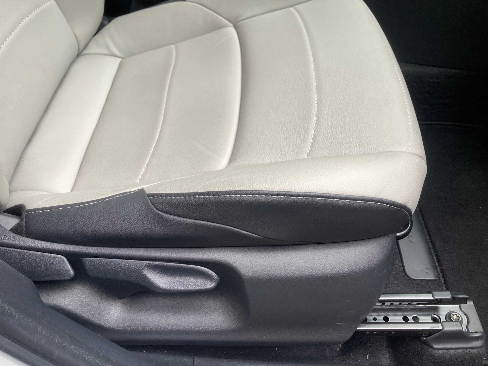 TOYOTA Yaris 1.5 Premium e-CVT-image-14