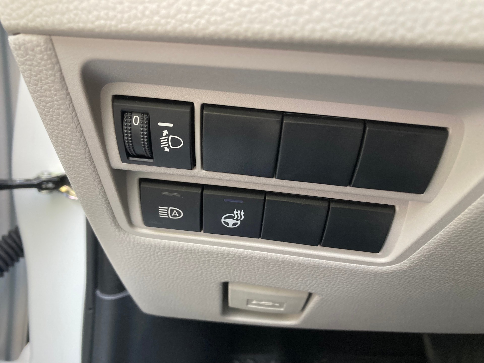 TOYOTA Yaris 1.5 Premium e-CVT-image-17