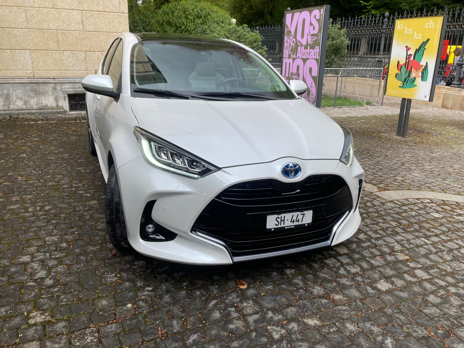 TOYOTA Yaris 1.5 Premium e-CVT