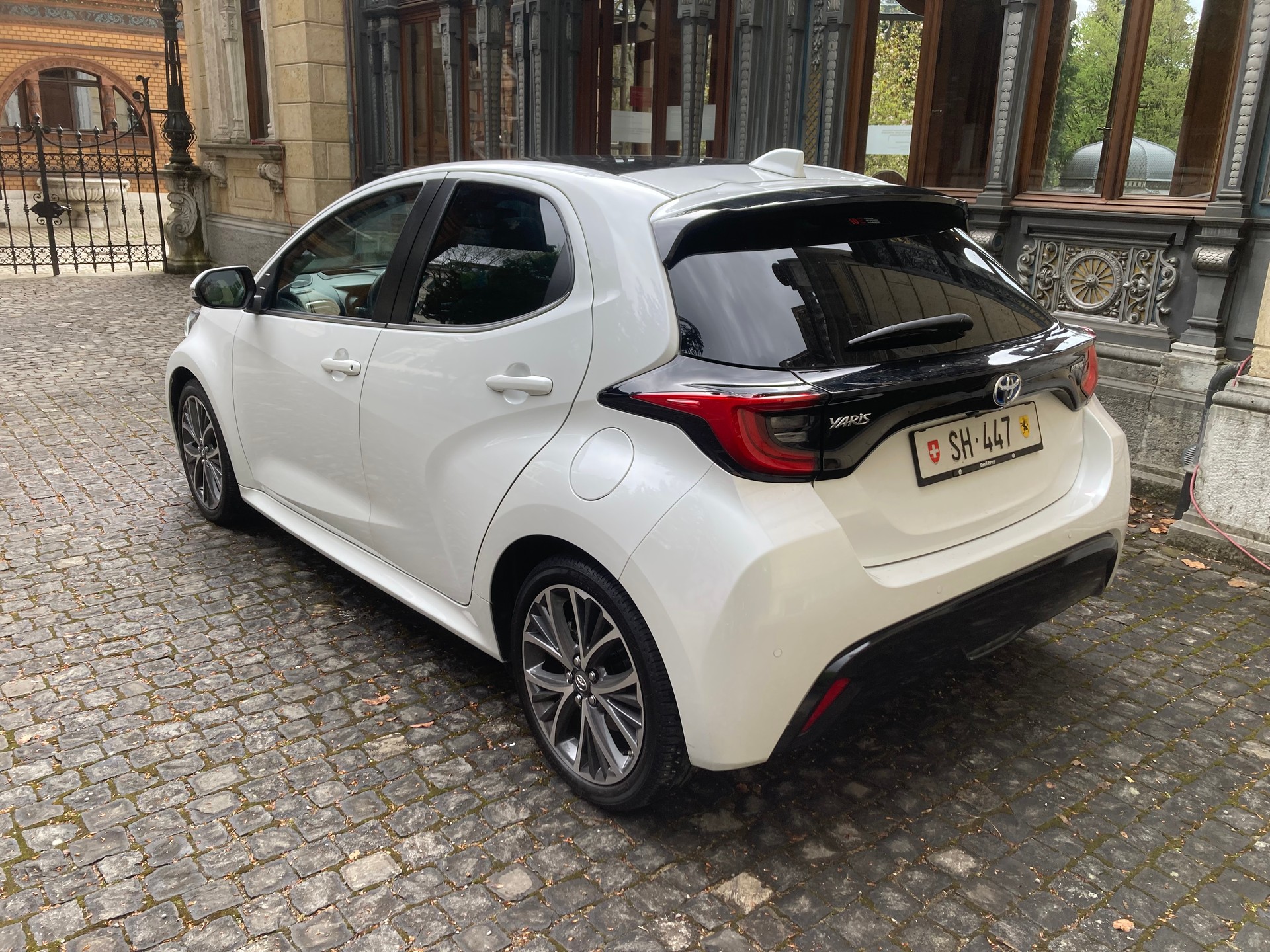 TOYOTA Yaris 1.5 Premium e-CVT-image-6