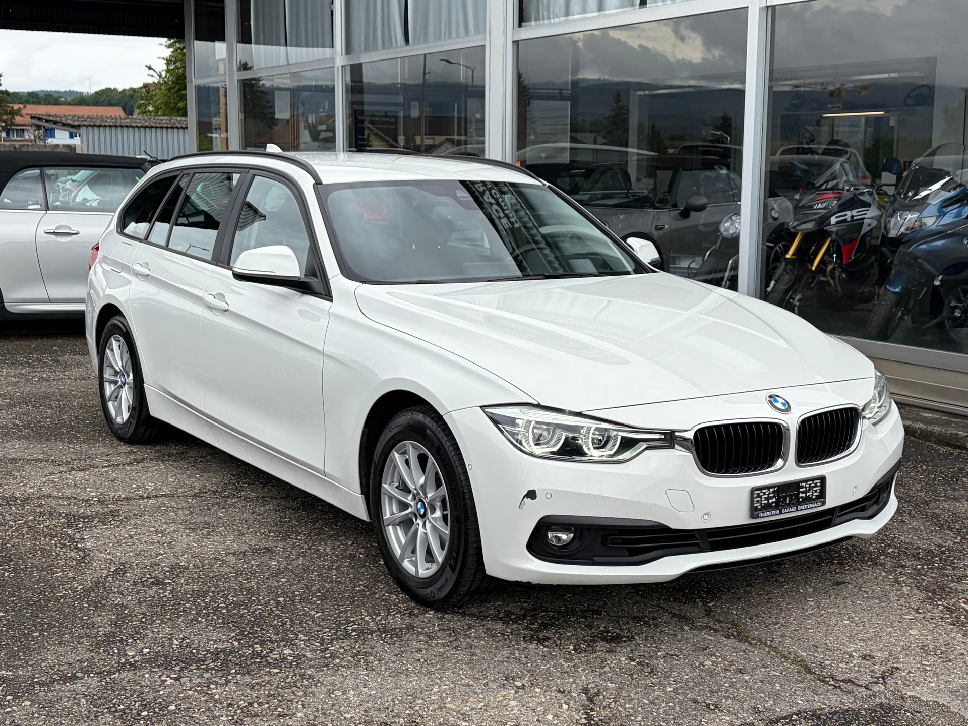 BMW 320i xDrive Touring Steptronic-image-0