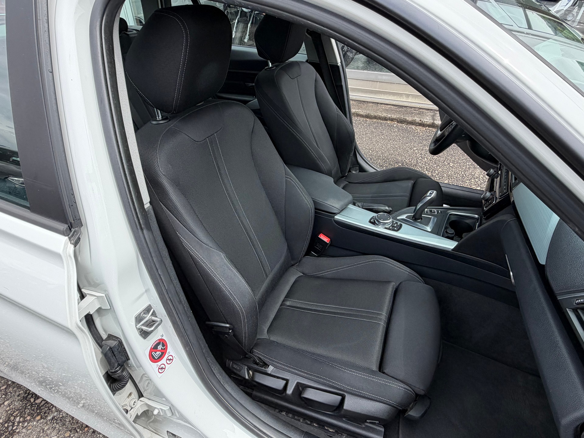 BMW 320i xDrive Touring Steptronic-image-6