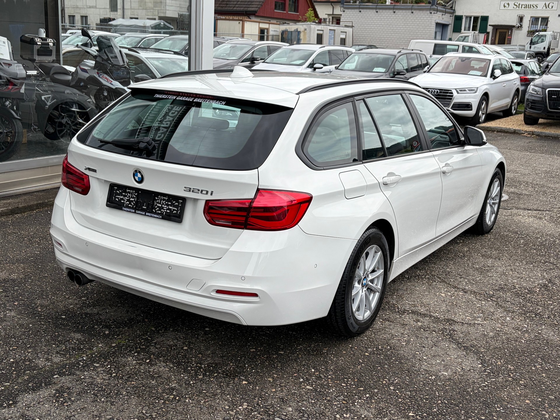 BMW 320i xDrive Touring Steptronic-image-4