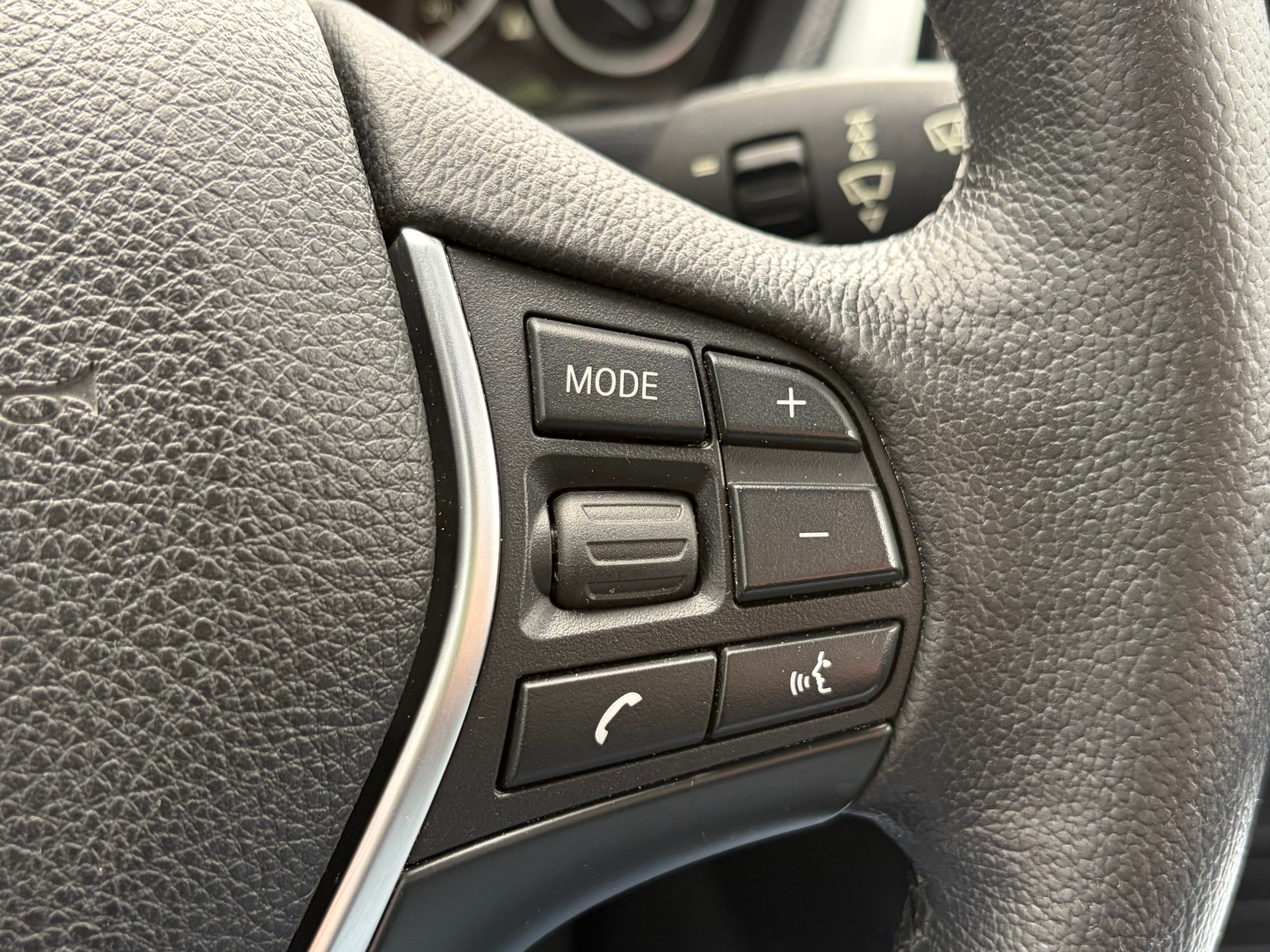 BMW 320i xDrive Touring Steptronic-image-11