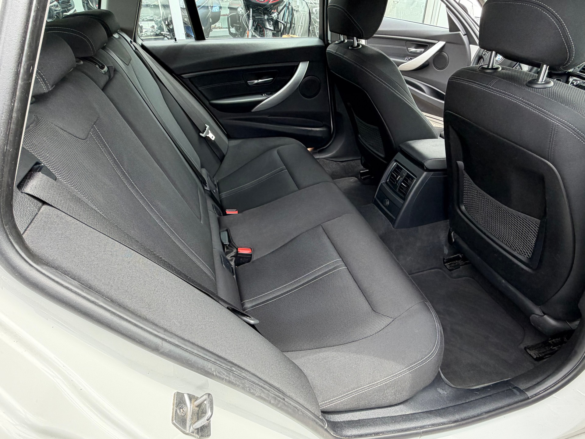 BMW 320i xDrive Touring Steptronic-image-8