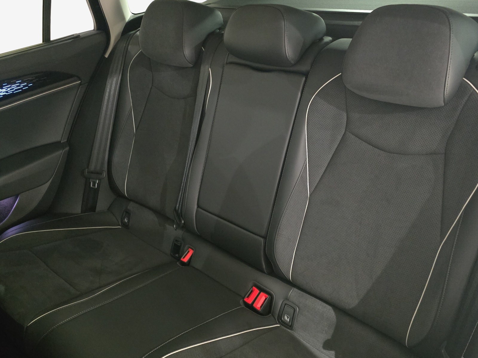 VW Passat Variant 2.0 TDI evo Business 4 Motion DSG-image-11