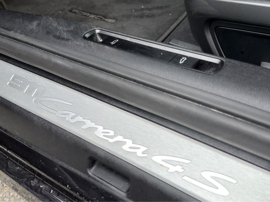PORSCHE 911 Carrera 4S-image-13