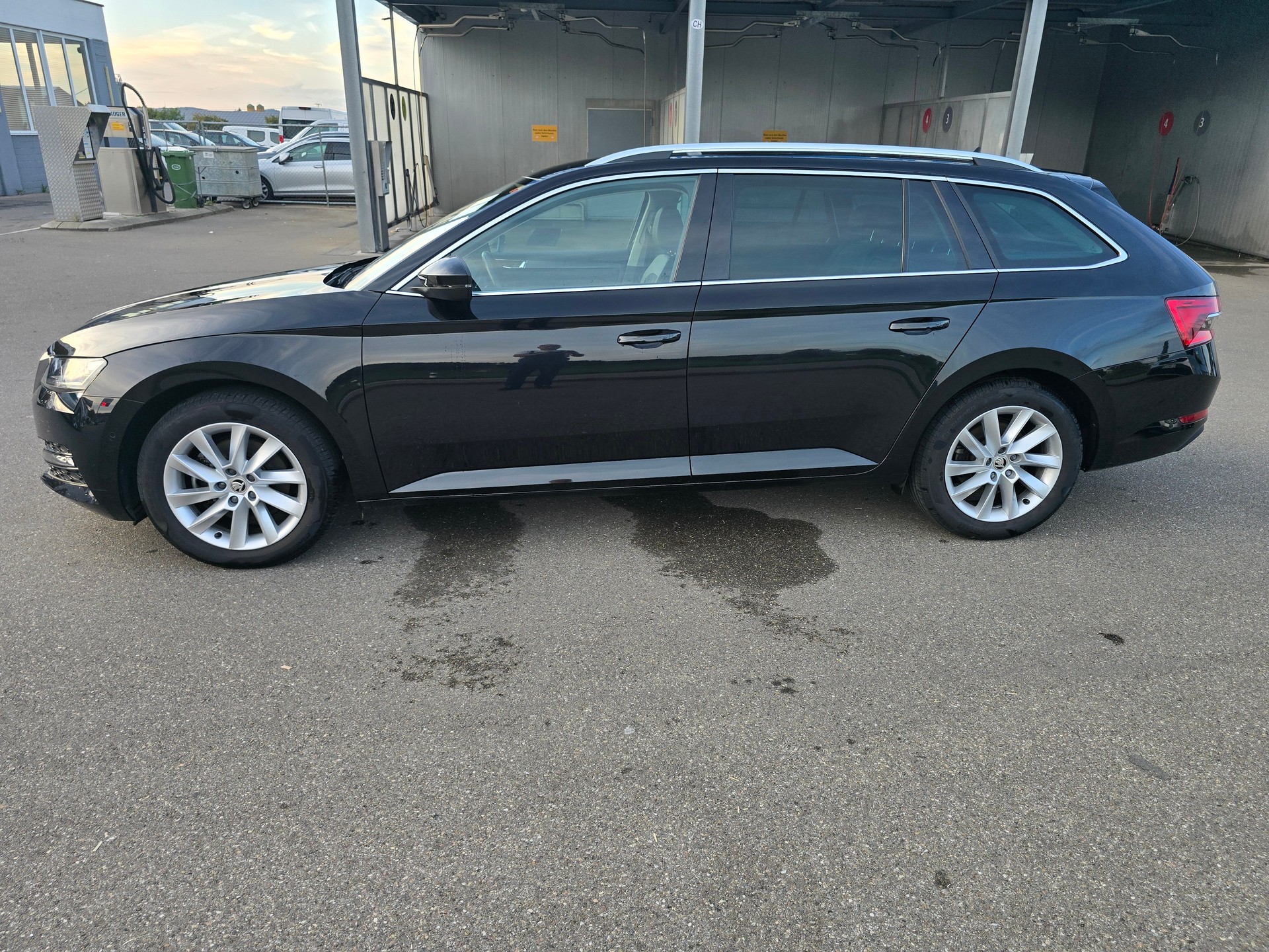 SKODA Superb Combi 2.0 TDi Style 4x4 DSG*TOP-ZUSTAND*Frsch ab MFK"Frisch ab Service**Anhängerkupplung-image-1