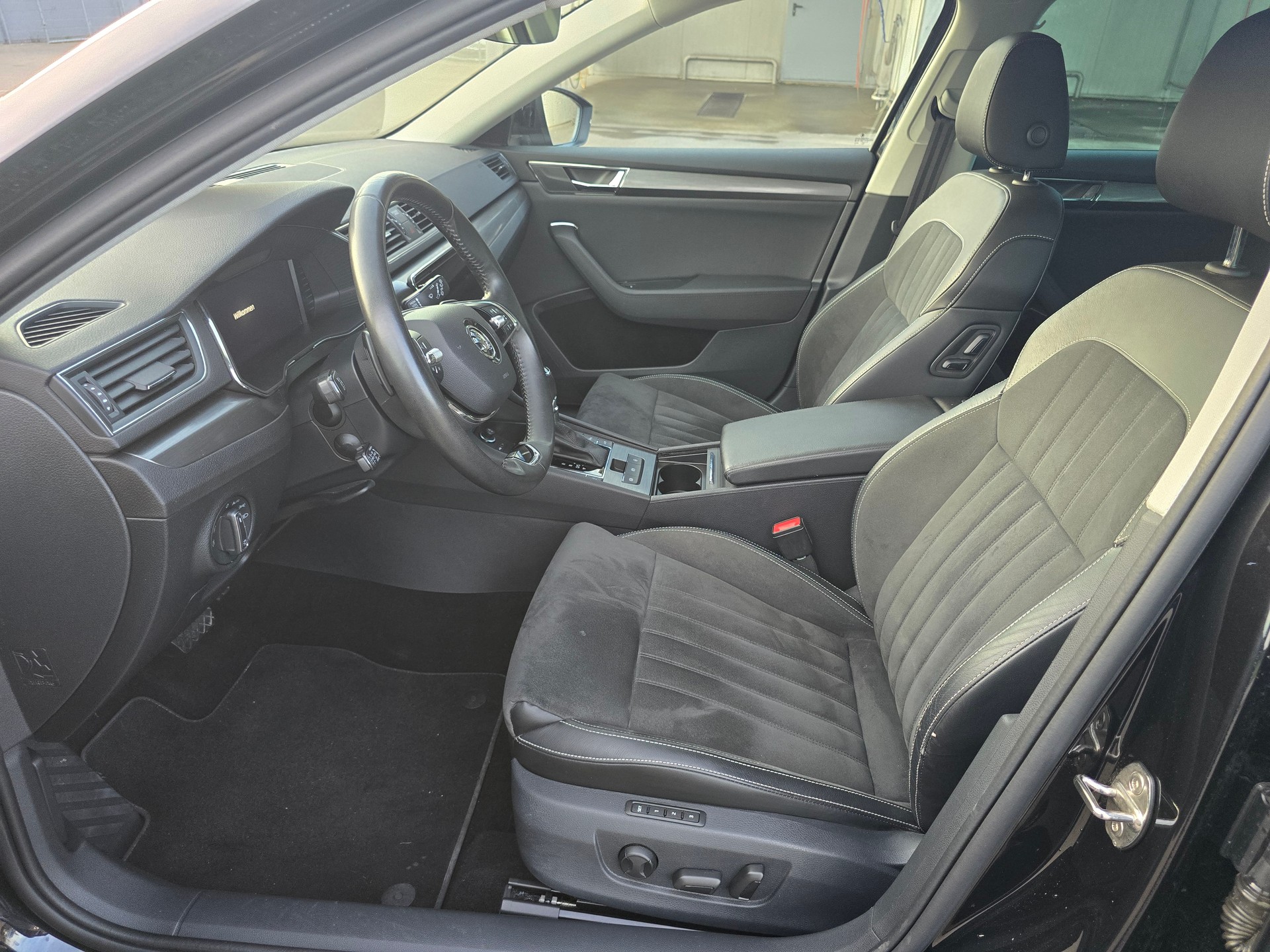 SKODA Superb Combi 2.0 TDi Style 4x4 DSG*TOP-ZUSTAND*Frsch ab MFK"Frisch ab Service**Anhängerkupplung-image-6