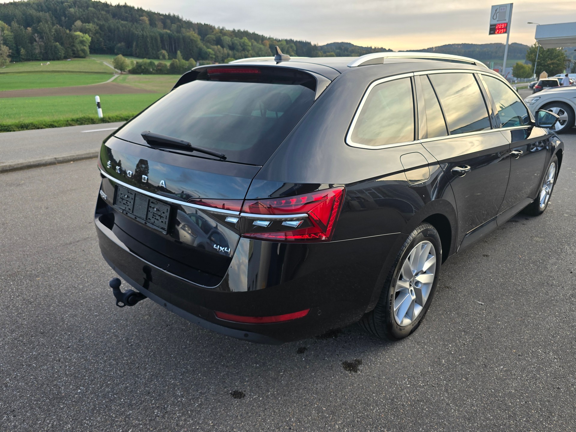 SKODA Superb Combi 2.0 TDi Style 4x4 DSG*TOP-ZUSTAND*Frsch ab MFK"Frisch ab Service**Anhängerkupplung-image-3