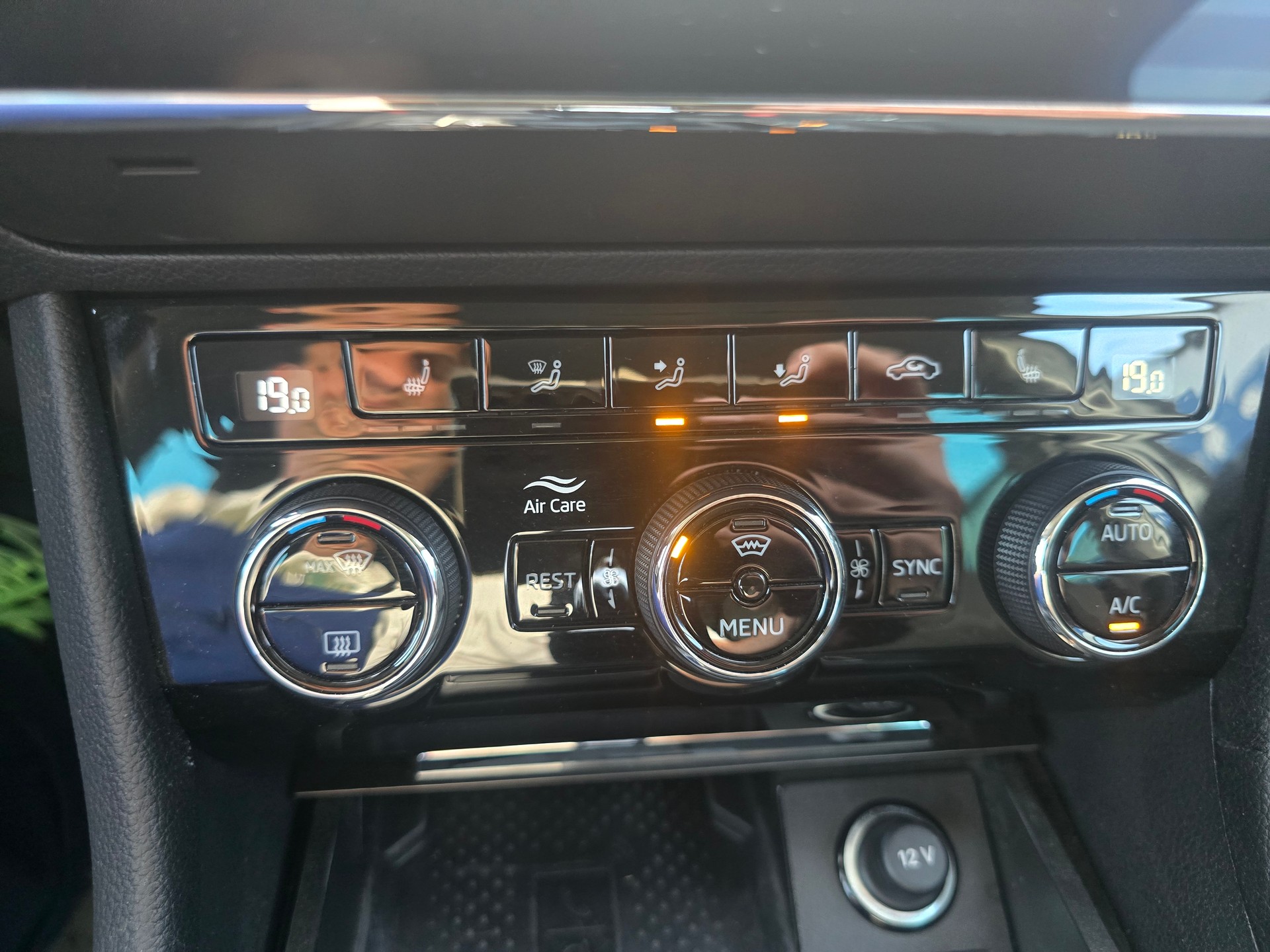 SKODA Superb Combi 2.0 TDi Style 4x4 DSG*TOP-ZUSTAND*Frsch ab MFK"Frisch ab Service**Anhängerkupplung-image-11