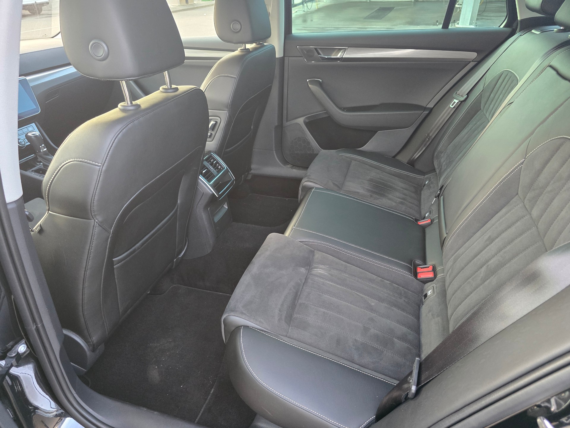 SKODA Superb Combi 2.0 TDi Style 4x4 DSG*TOP-ZUSTAND*Frsch ab MFK"Frisch ab Service**Anhängerkupplung-image-7