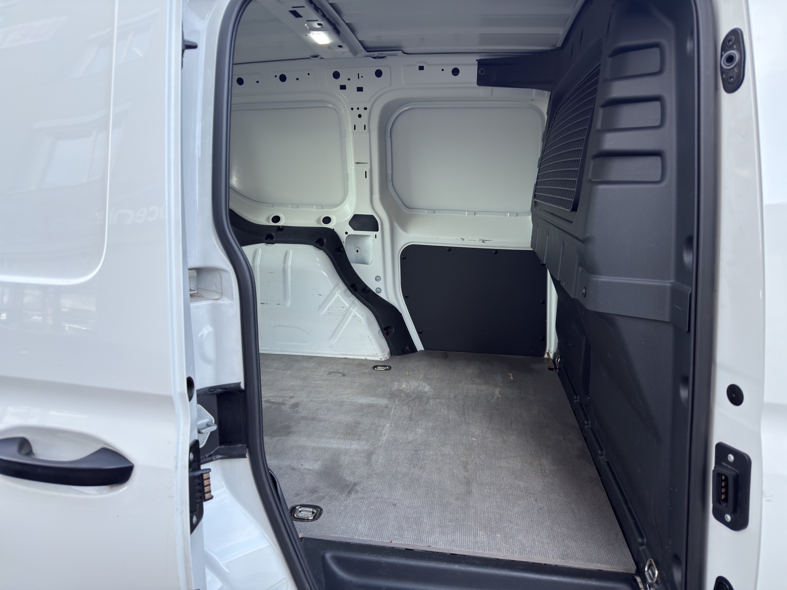 VW Caddy Cargo 2.0TDI-image-14