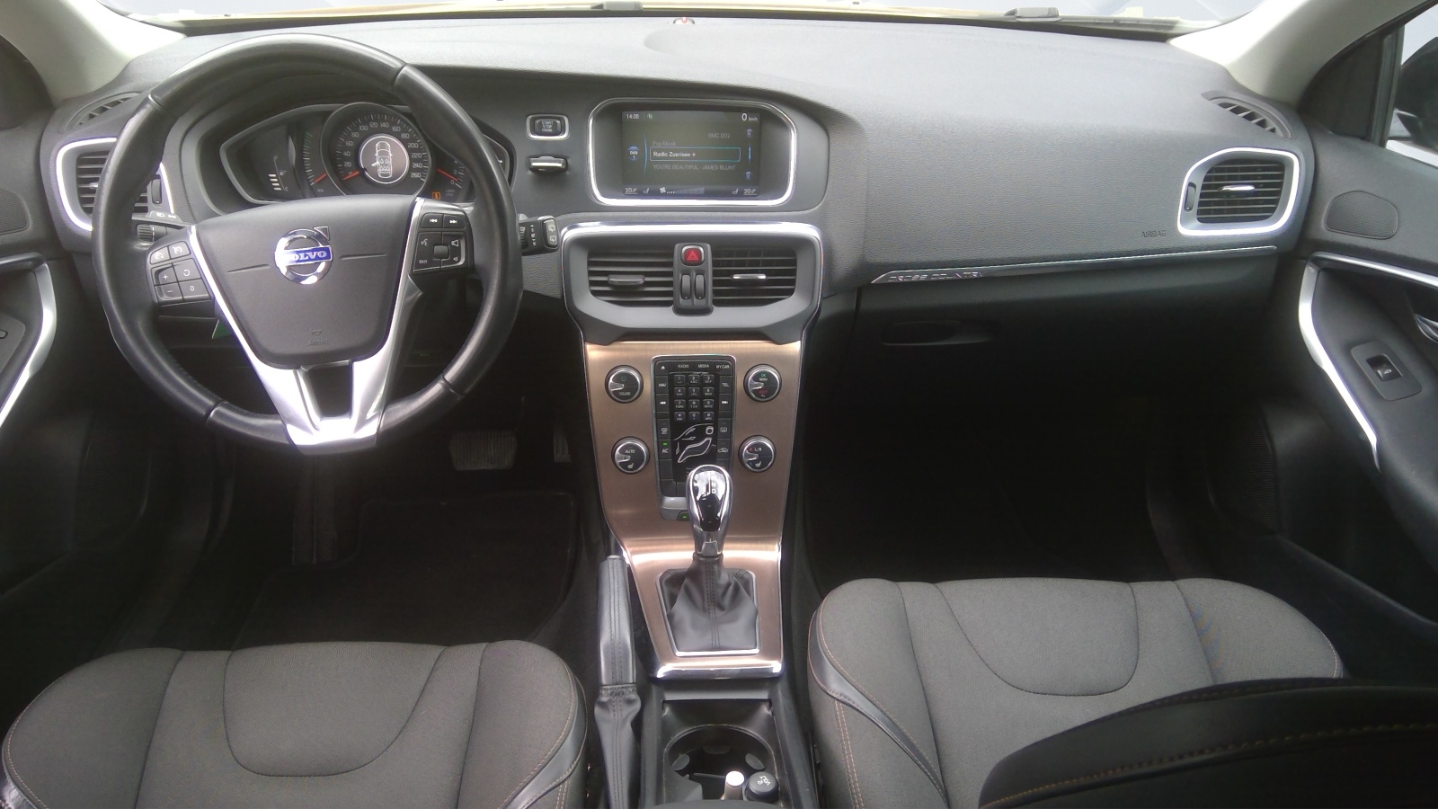VOLVO V40 Cross Country T4 2.0 AWD Momentum Geartronic-image-3