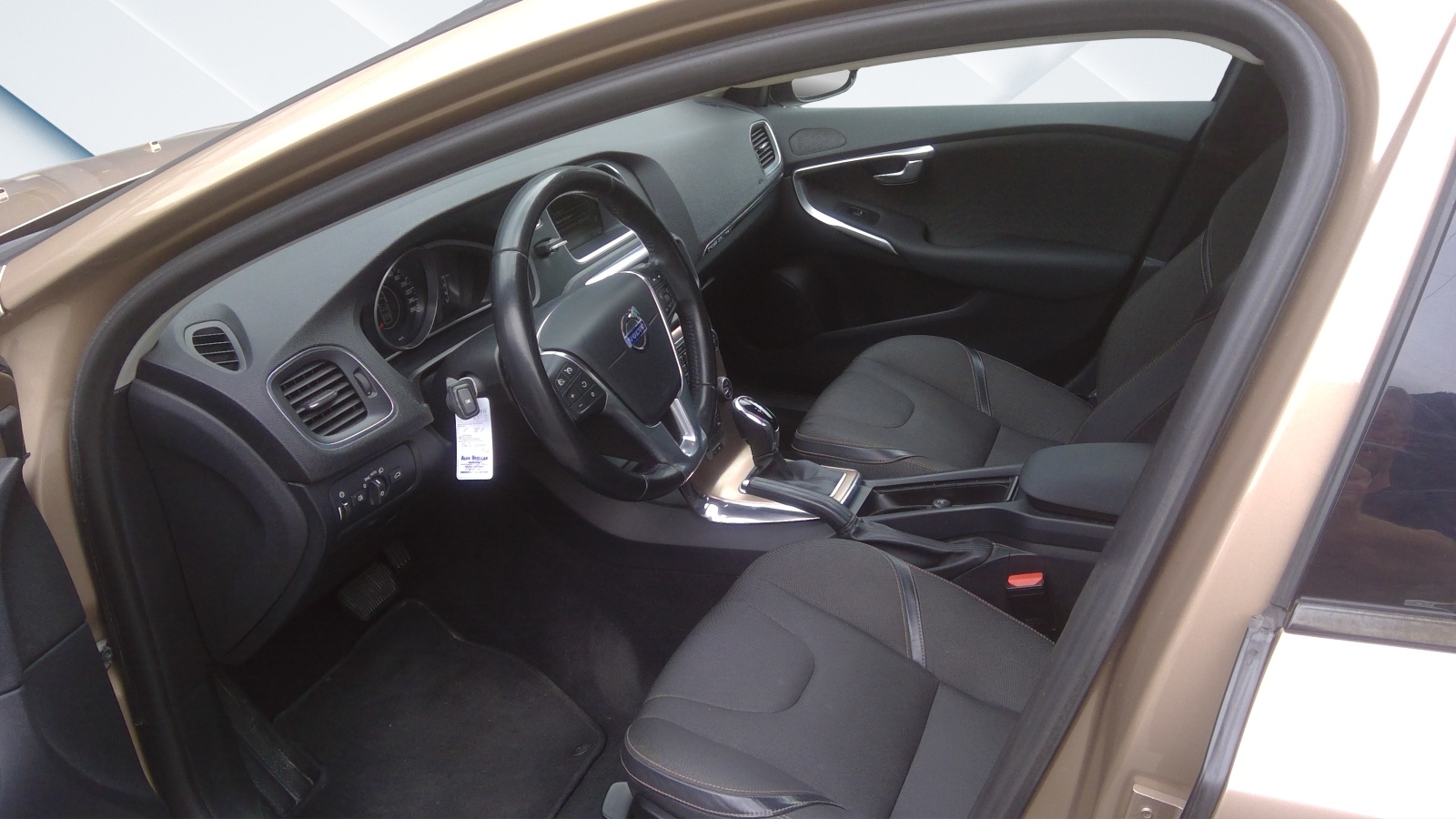 VOLVO V40 Cross Country T4 2.0 AWD Momentum Geartronic-image-10