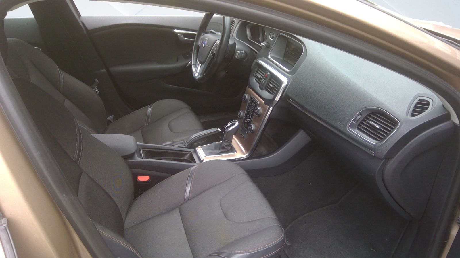 VOLVO V40 Cross Country T4 2.0 AWD Momentum Geartronic-image-4