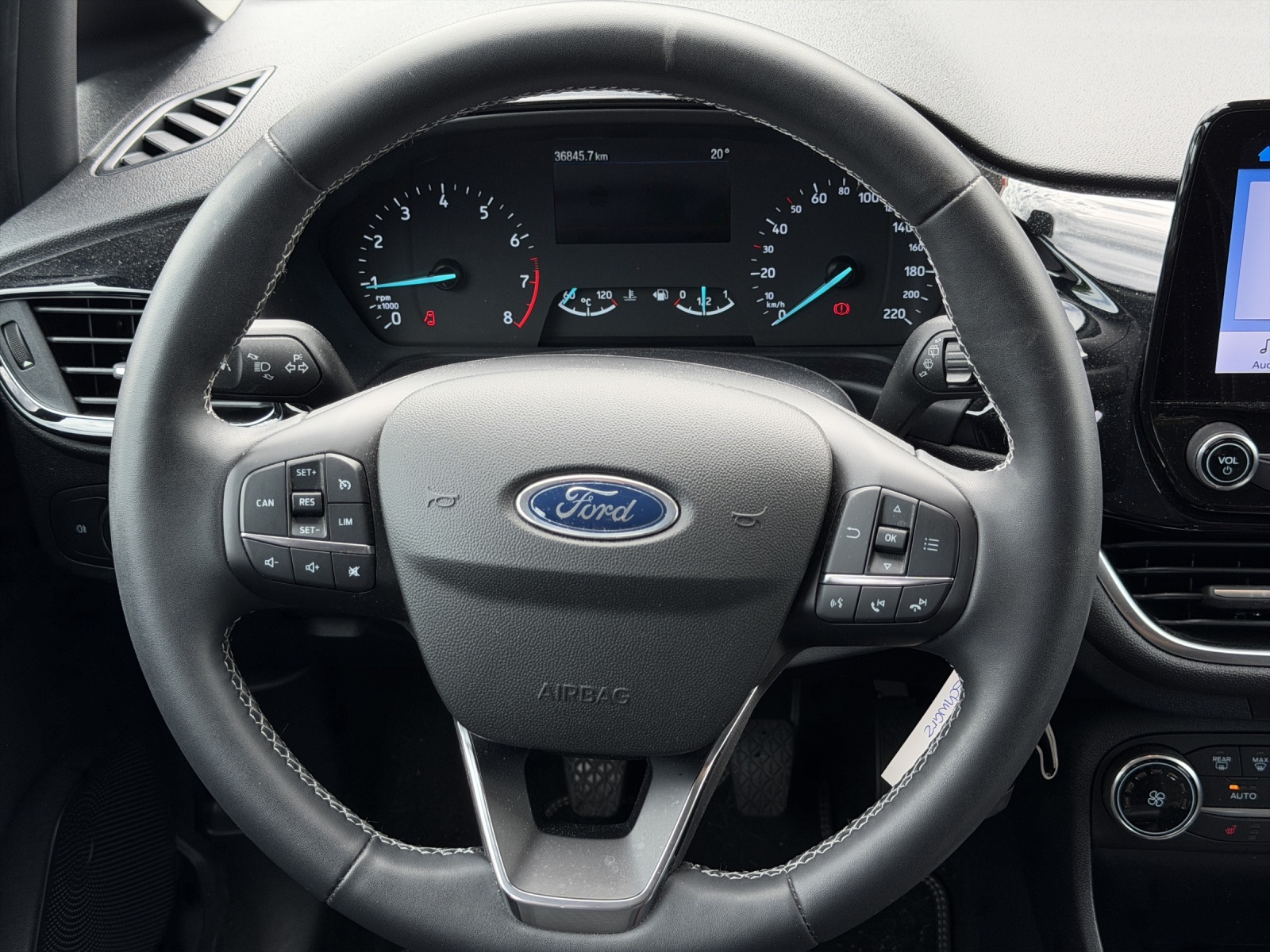 FORD Fiesta 1.0 EcoB 100 Titanium-image-8