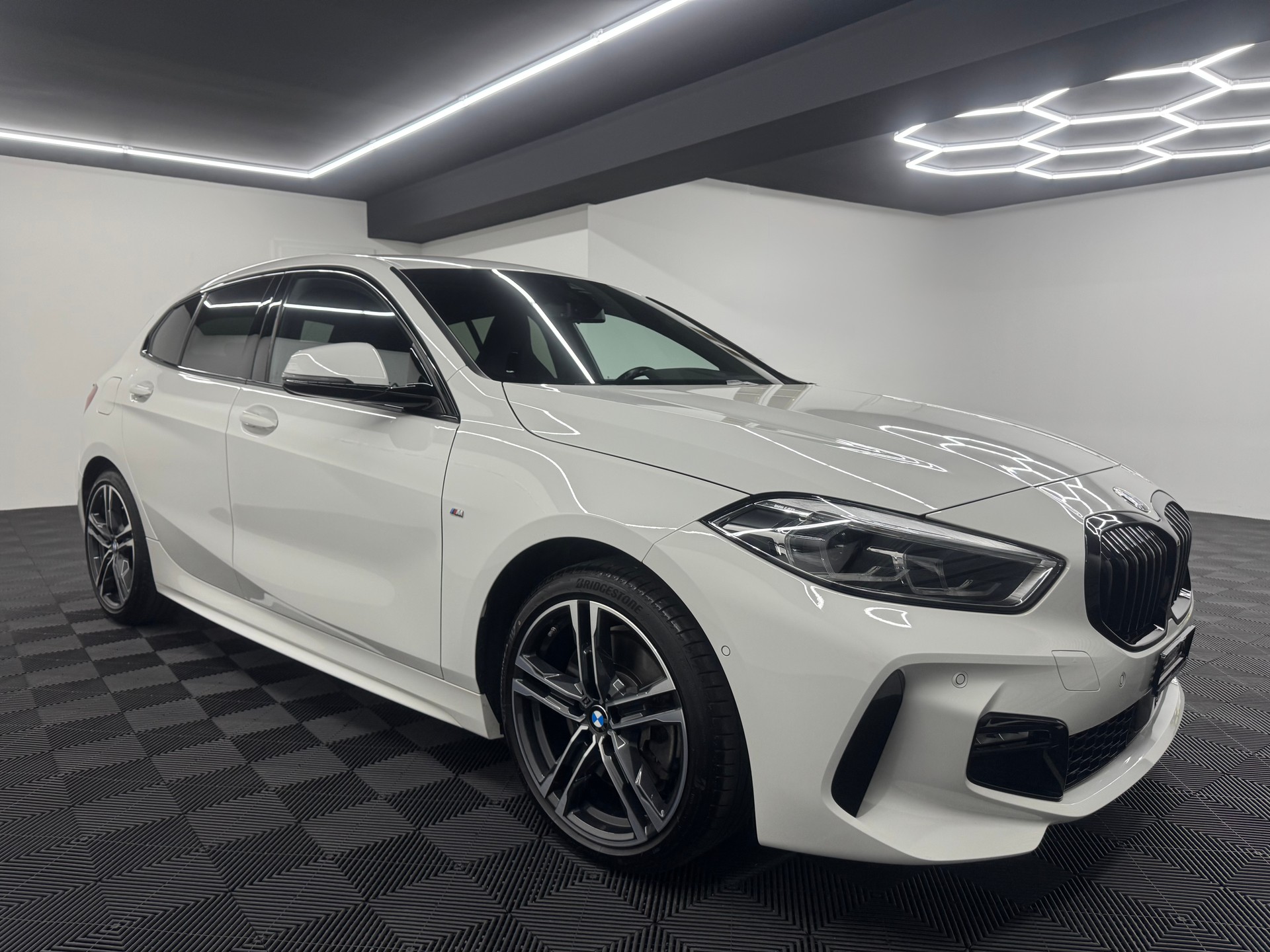 BMW 120d xDrive Steptronic M Sport-image-8
