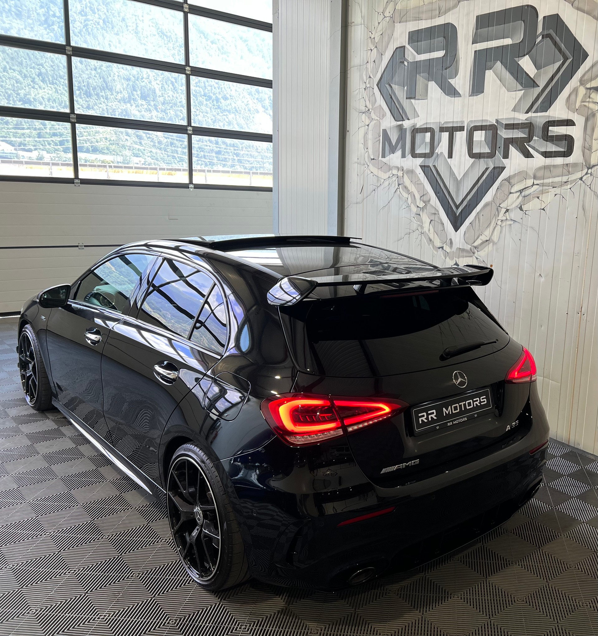 MERCEDES-BENZ A 35 AMG 4Matic Speedshift-image-2