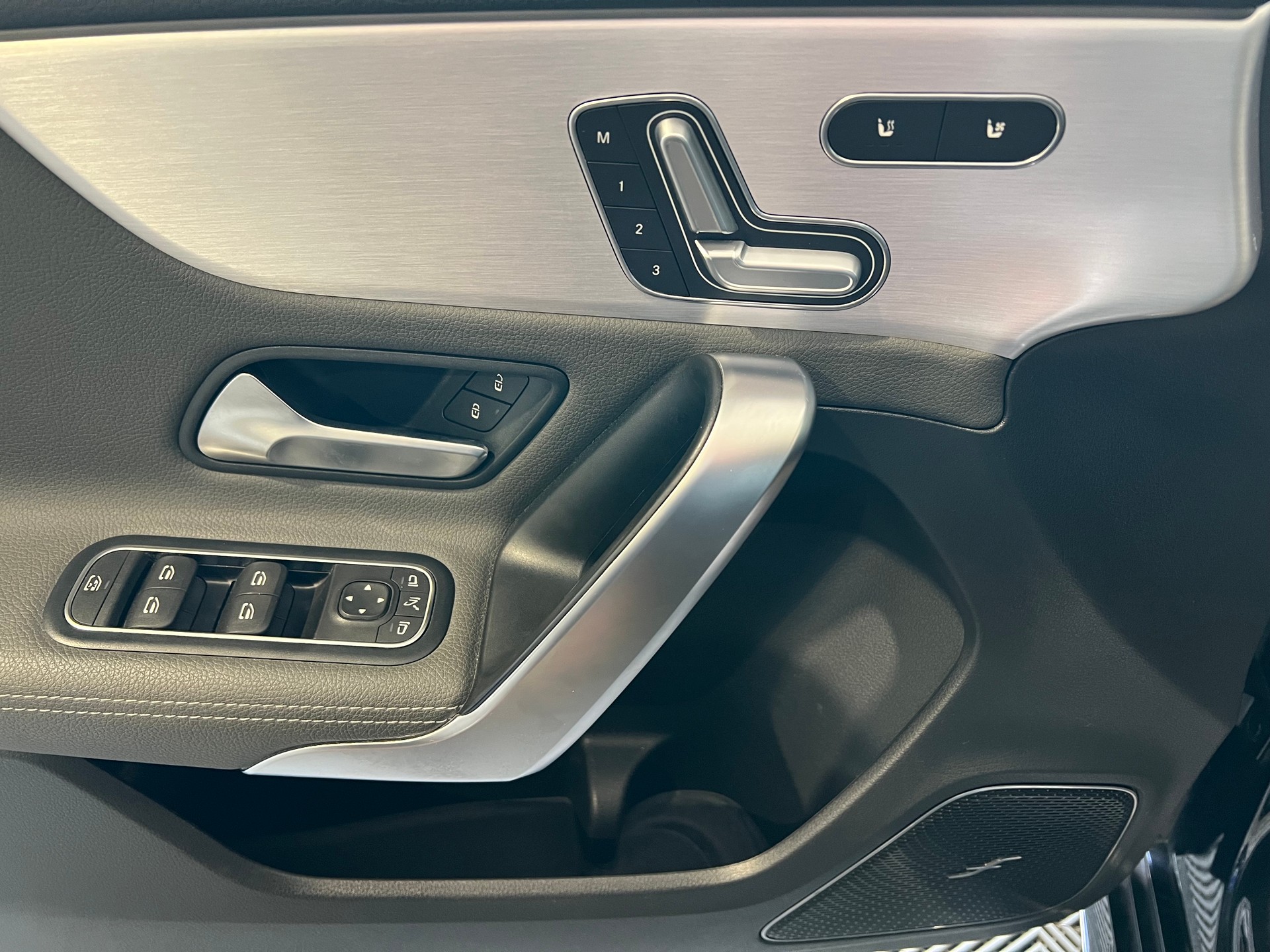 MERCEDES-BENZ A 35 AMG 4Matic Speedshift-image-11