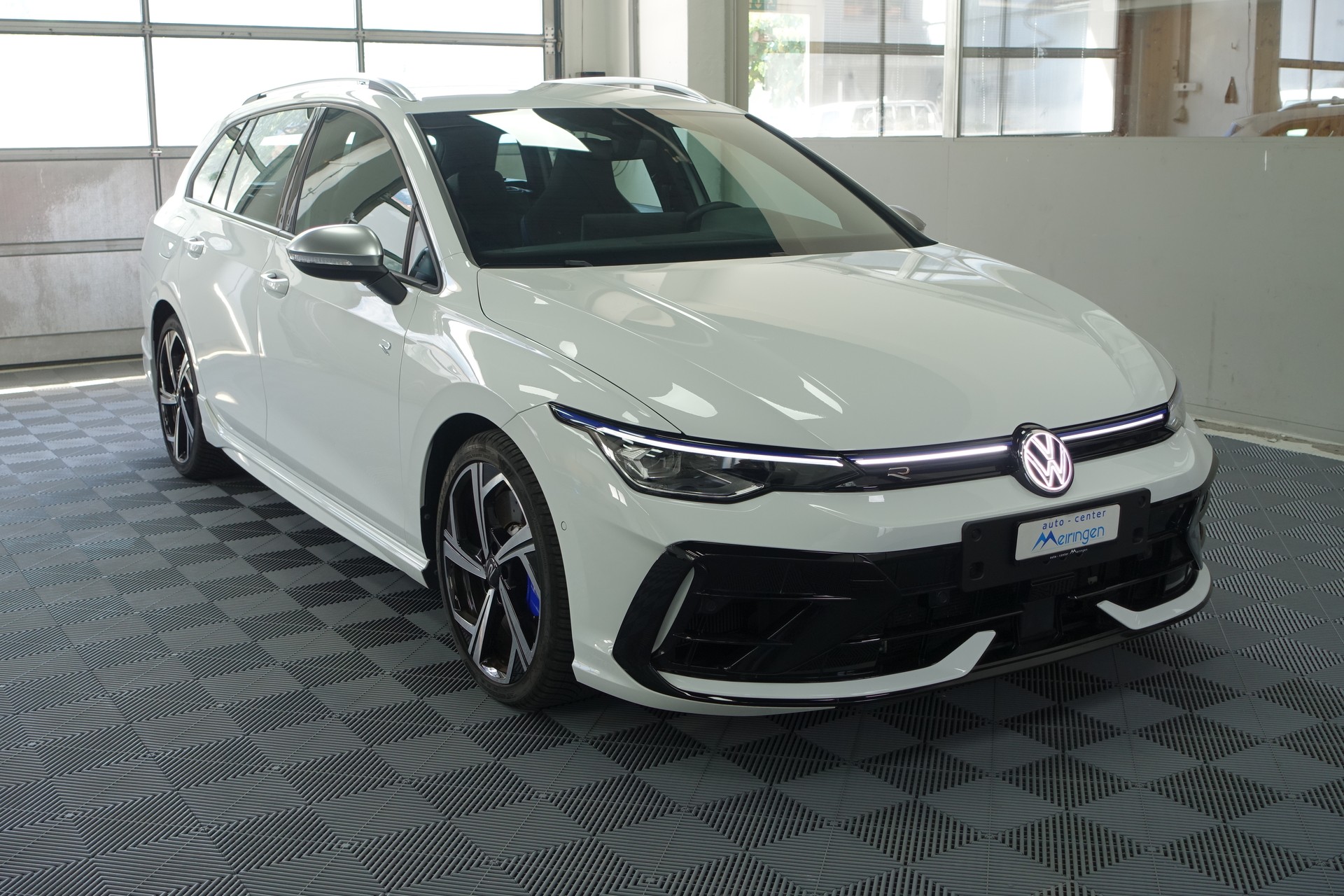 VW Golf Variant 2.0 TSI R DSG 4motion-image-1