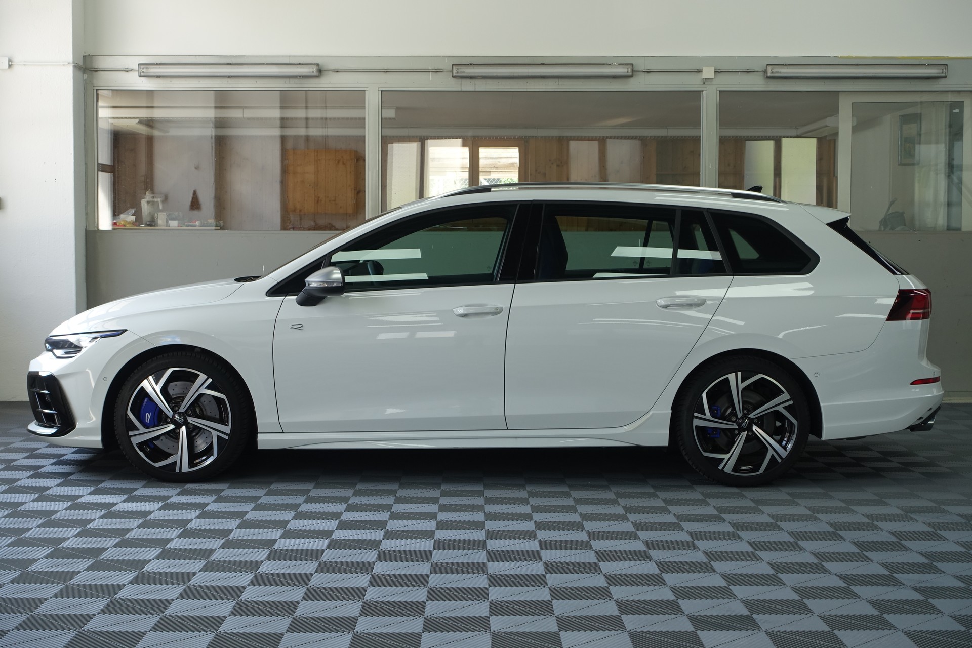 VW Golf Variant 2.0 TSI R DSG 4motion-image-3