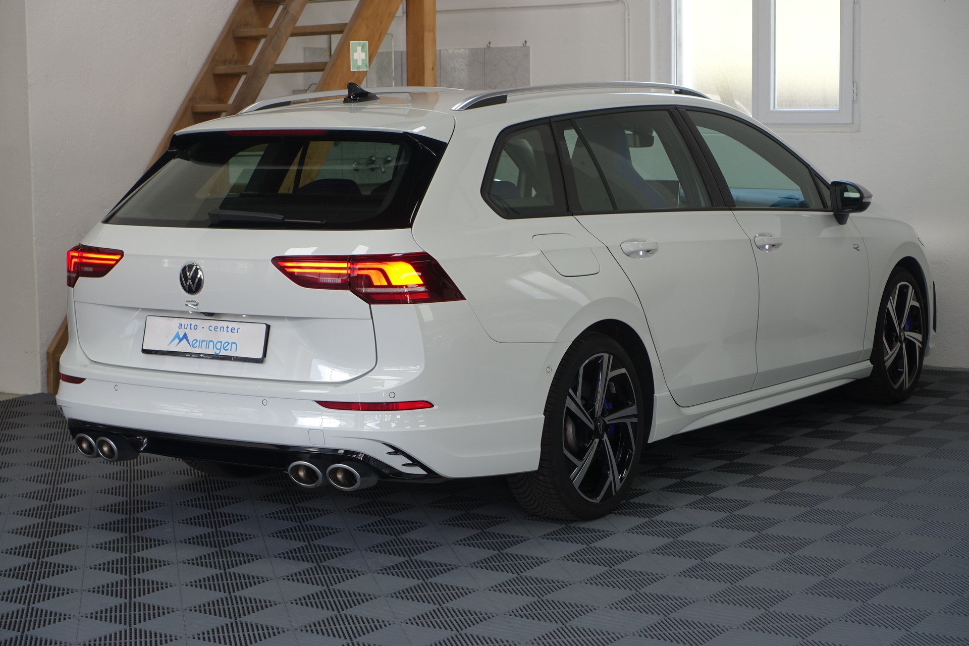 VW Golf Variant 2.0 TSI R DSG 4motion-image-6