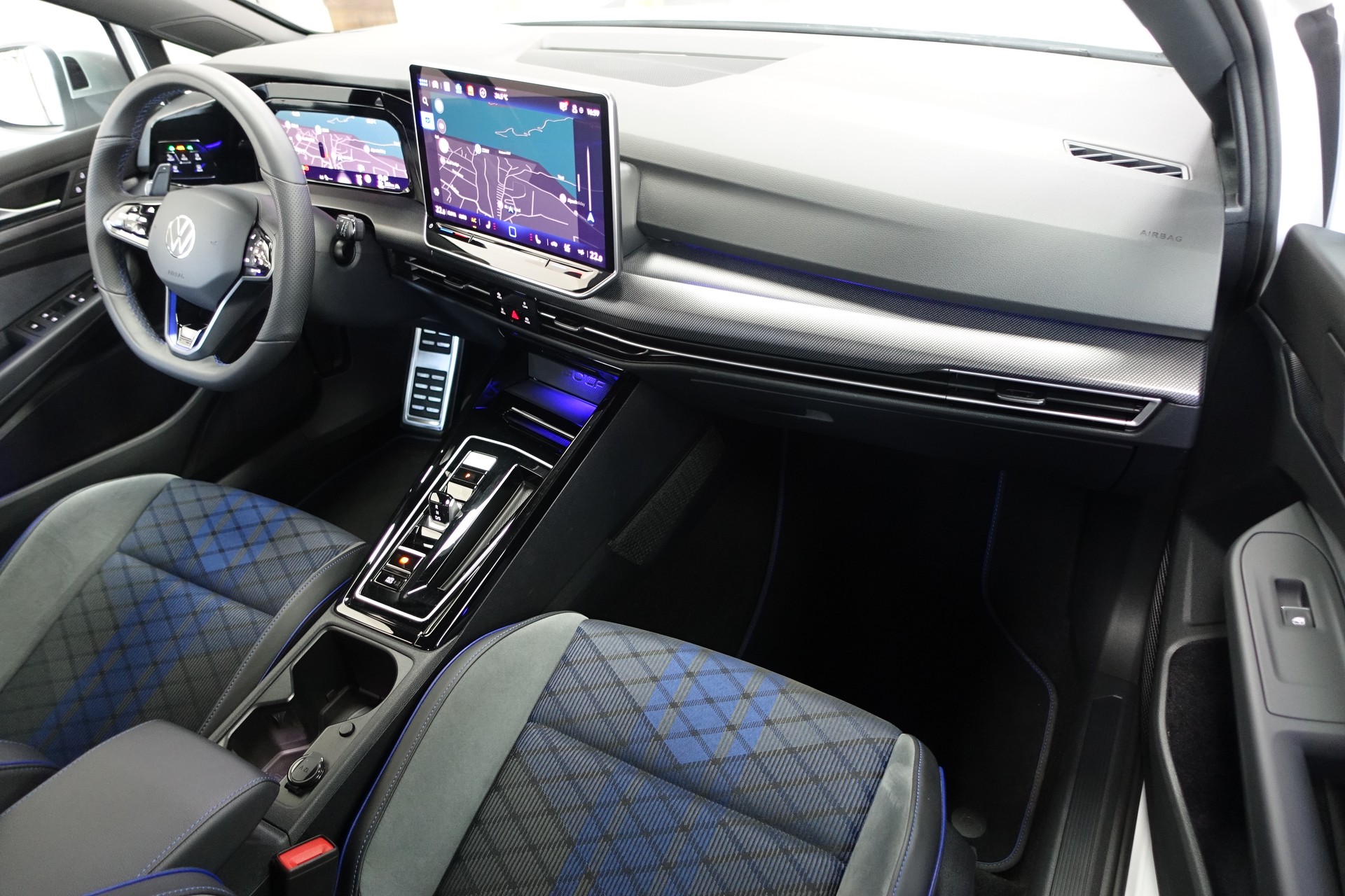 VW Golf Variant 2.0 TSI R DSG 4motion-image-13