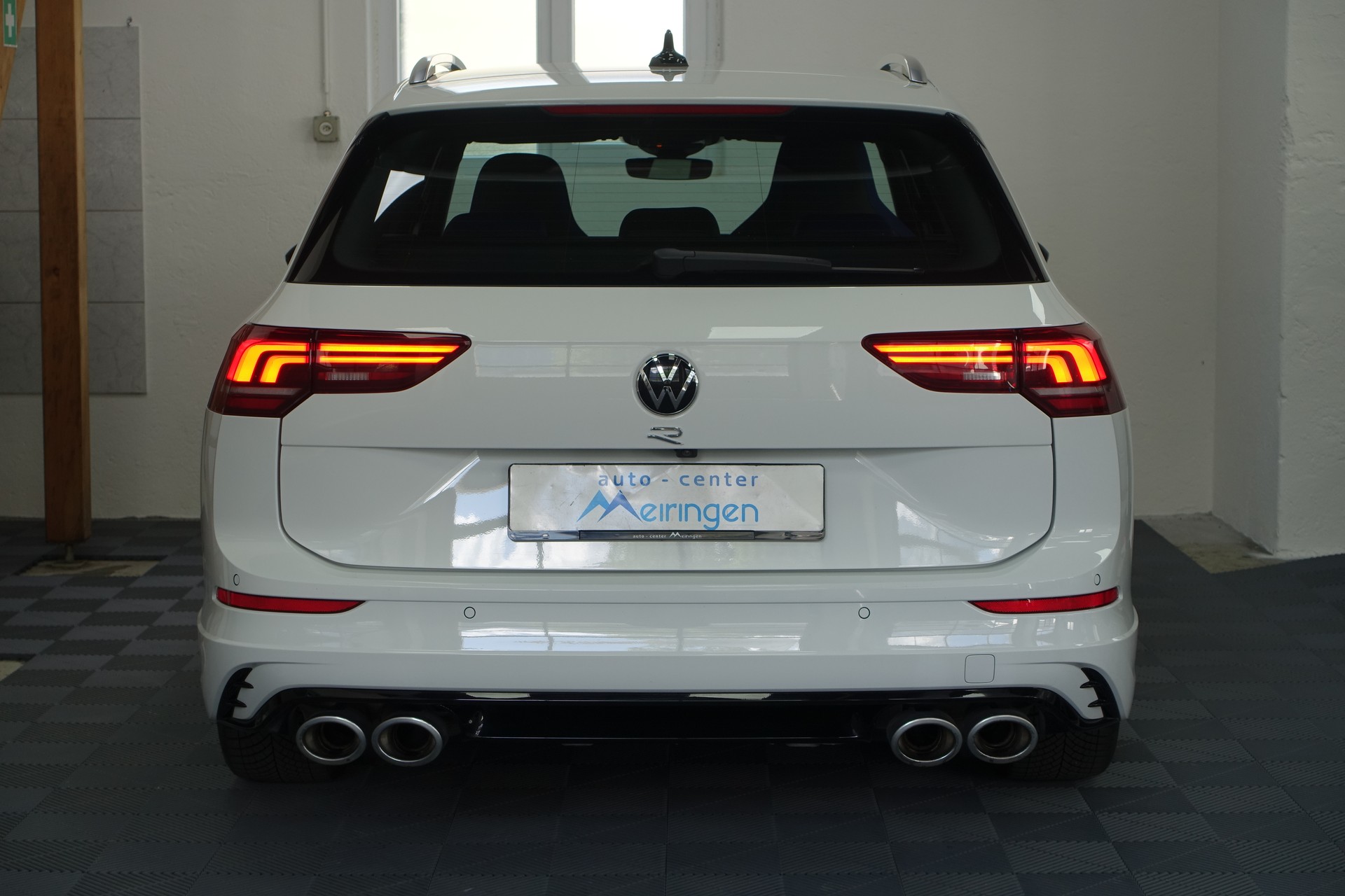 VW Golf Variant 2.0 TSI R DSG 4motion-image-7